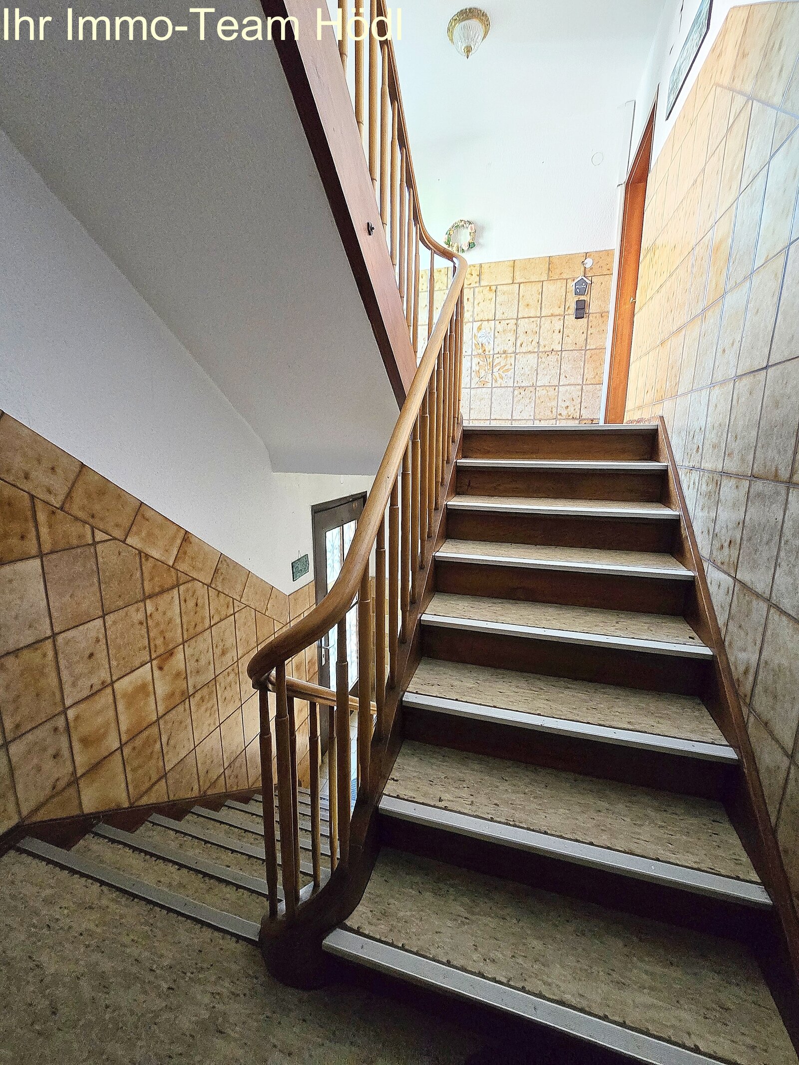 Mehrfamilienhaus mit drei Wohneinheiten, zwei Garagen und herrlichem Blick!!!