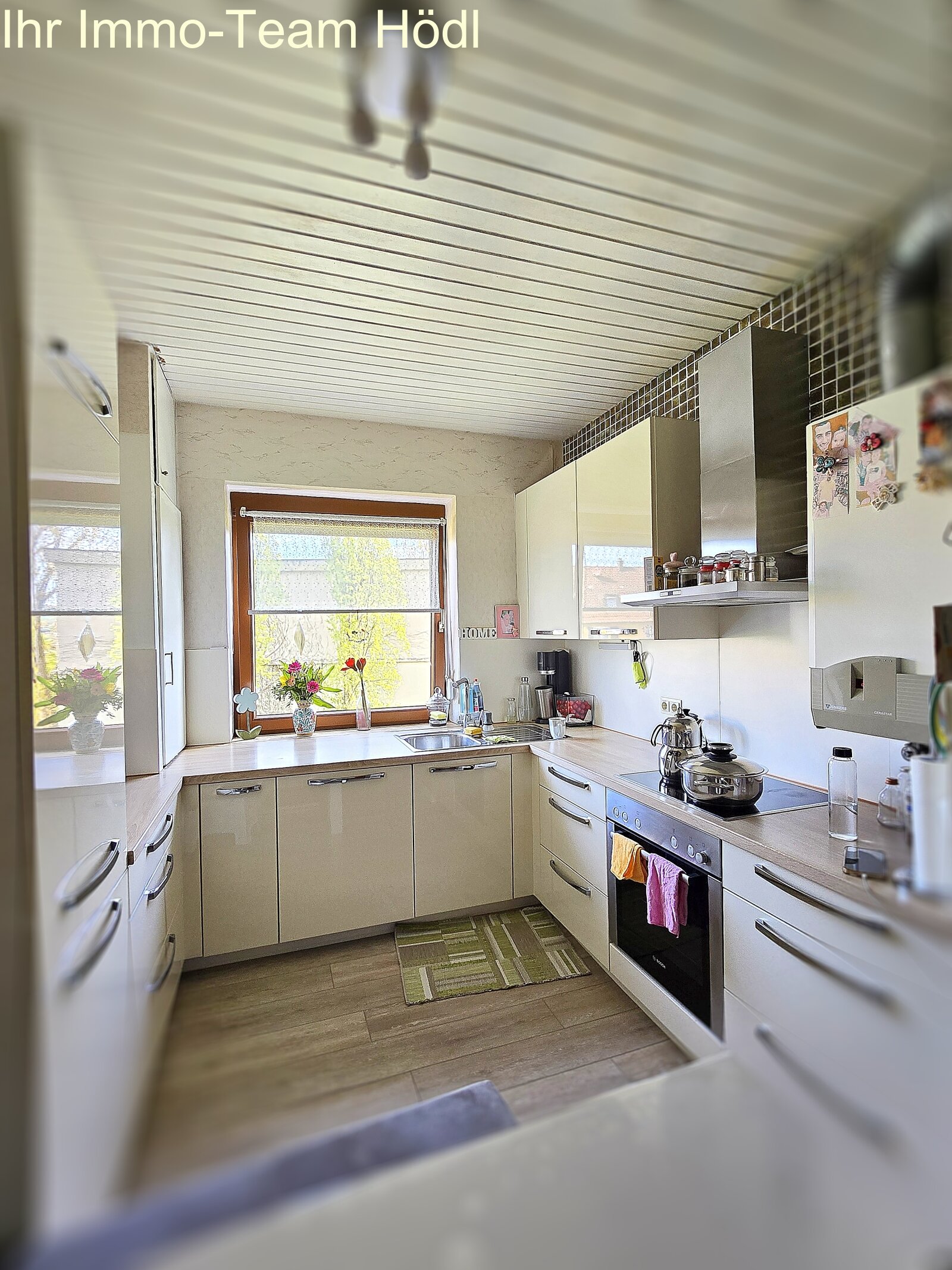 Mehrfamilienhaus mit drei Wohneinheiten, zwei Garagen und herrlichem Blick!!!