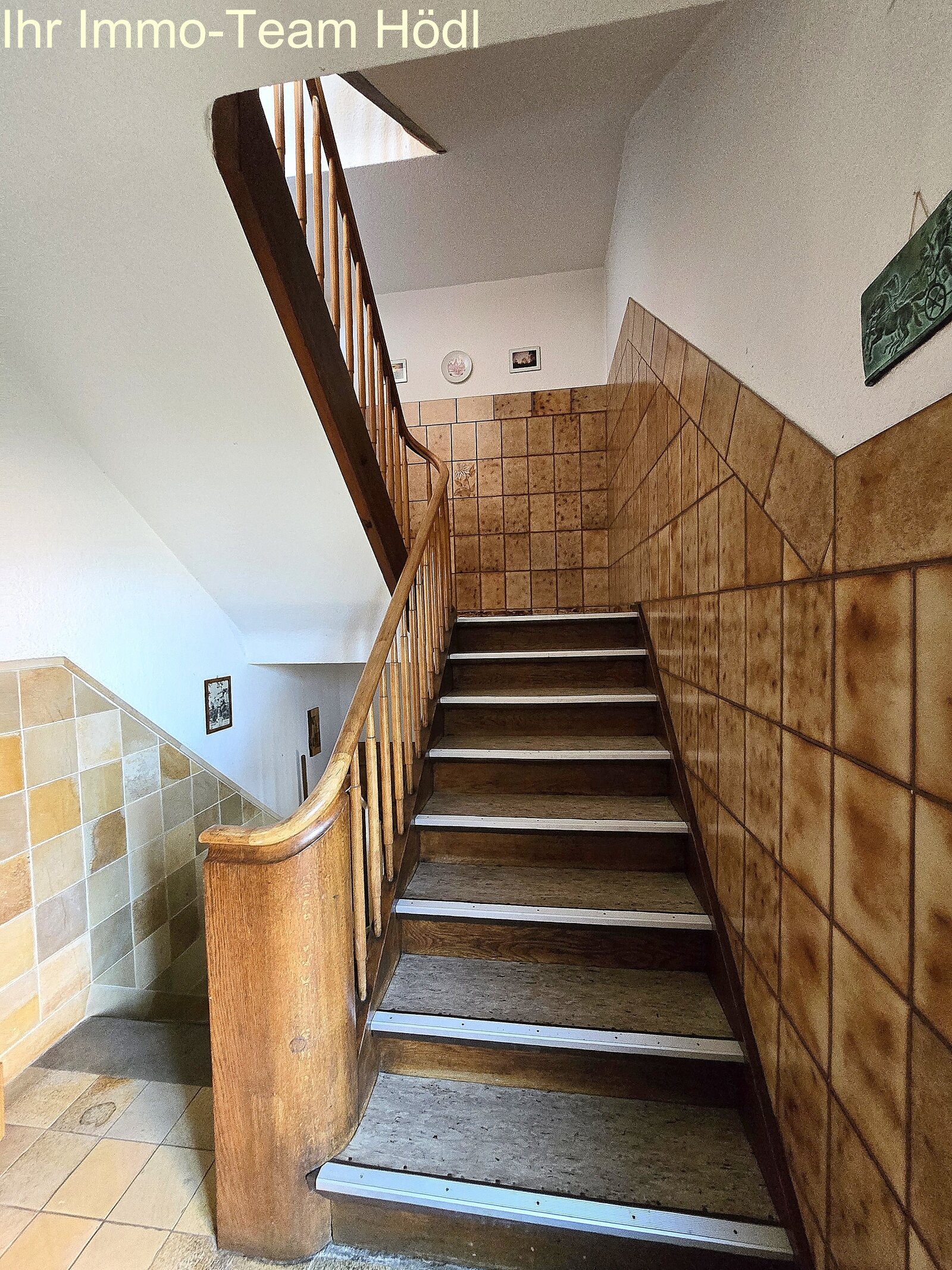 Mehrfamilienhaus mit drei Wohneinheiten, zwei Garagen und herrlichem Blick!!!