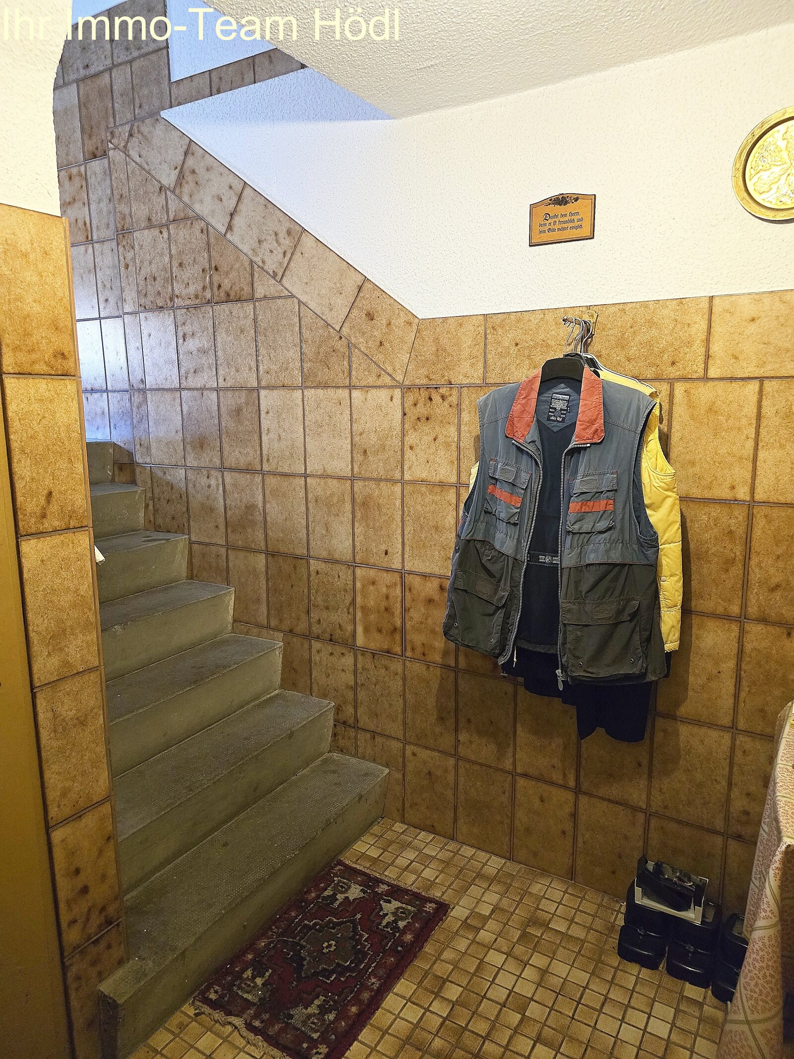 Mehrfamilienhaus mit drei Wohneinheiten, zwei Garagen und herrlichem Blick!!!