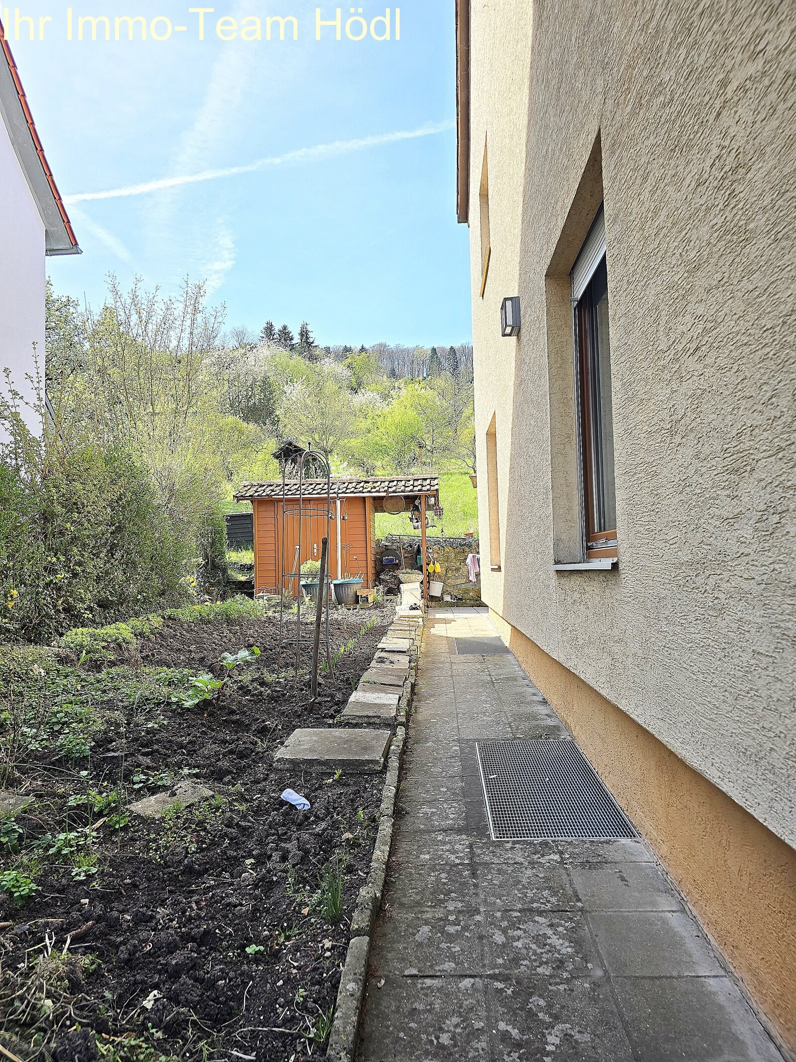Mehrfamilienhaus mit drei Wohneinheiten, zwei Garagen und herrlichem Blick!!!