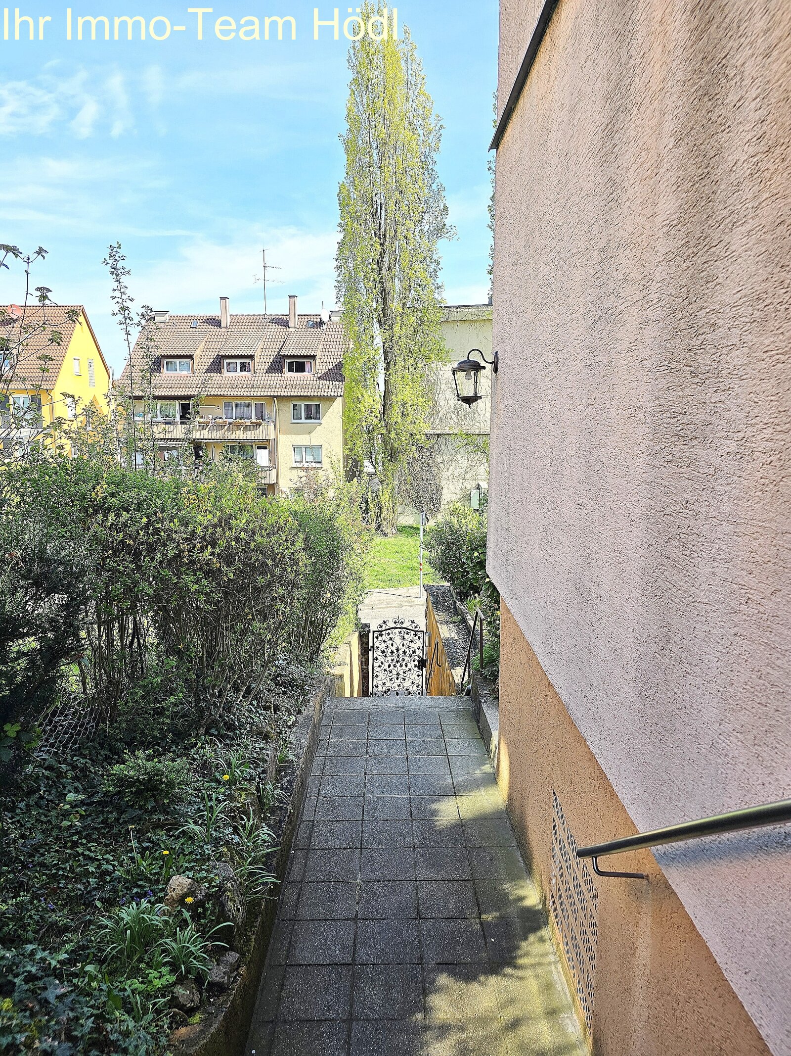 Mehrfamilienhaus mit drei Wohneinheiten, zwei Garagen und herrlichem Blick!!!