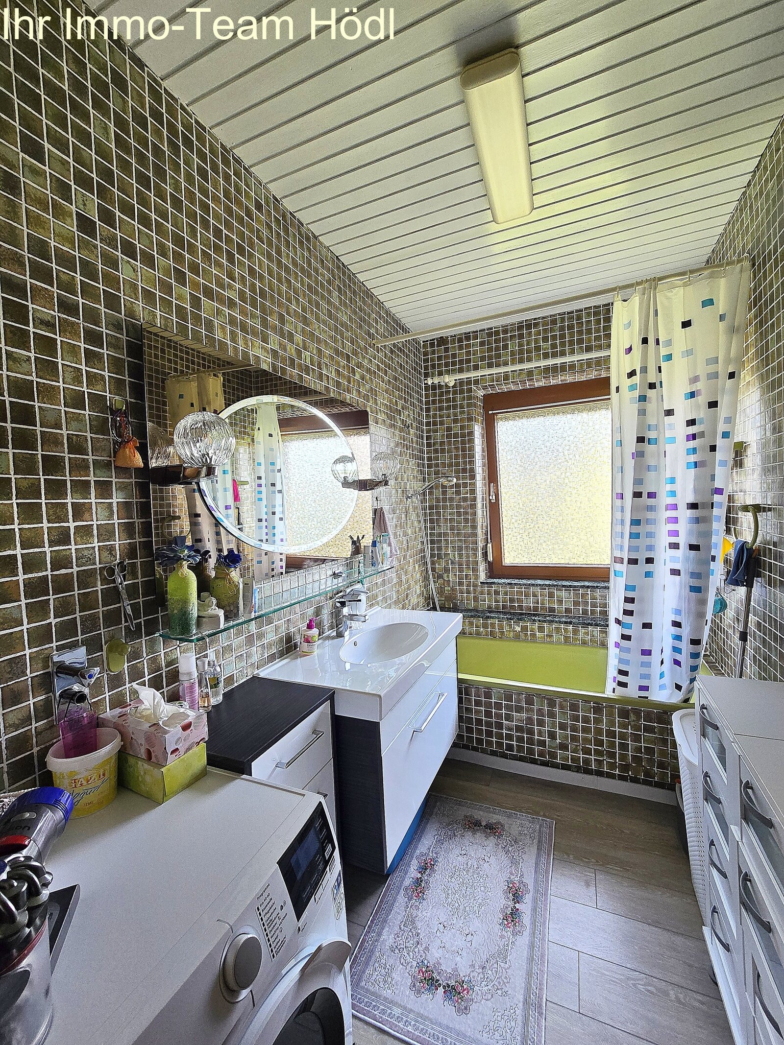 Mehrfamilienhaus mit drei Wohneinheiten, zwei Garagen und herrlichem Blick!!!