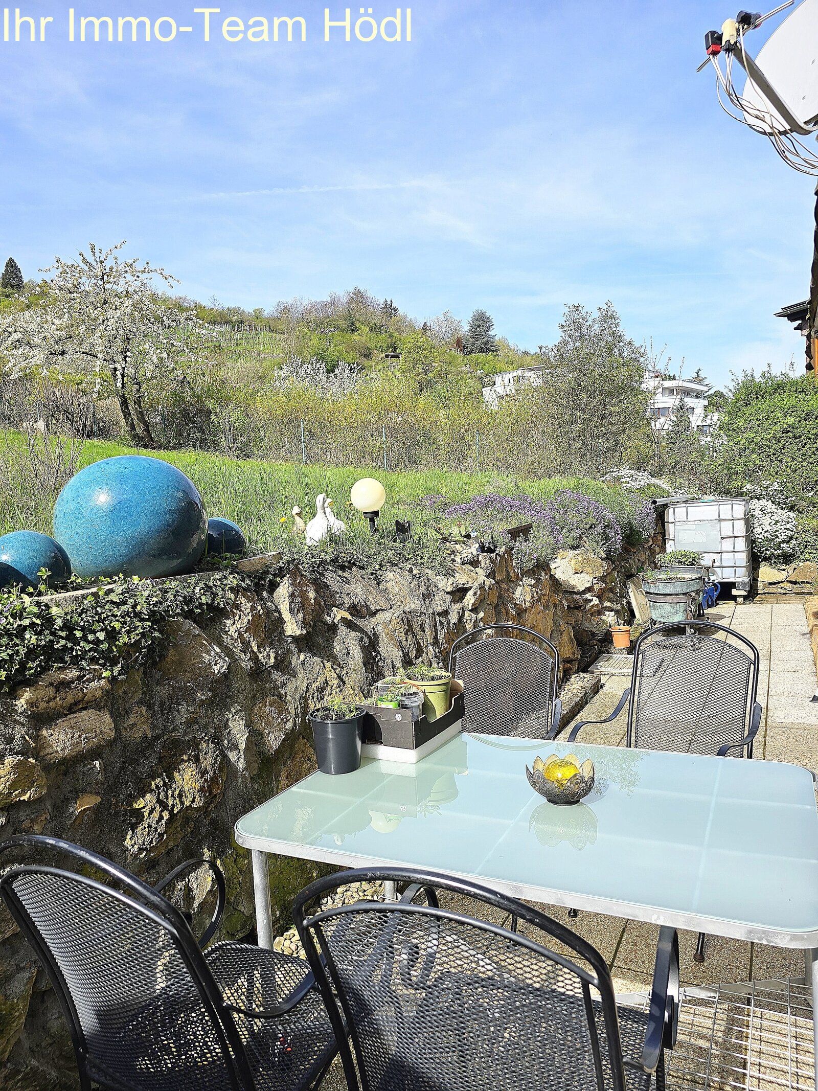 Mehrfamilienhaus mit drei Wohneinheiten, zwei Garagen und herrlichem Blick!!!