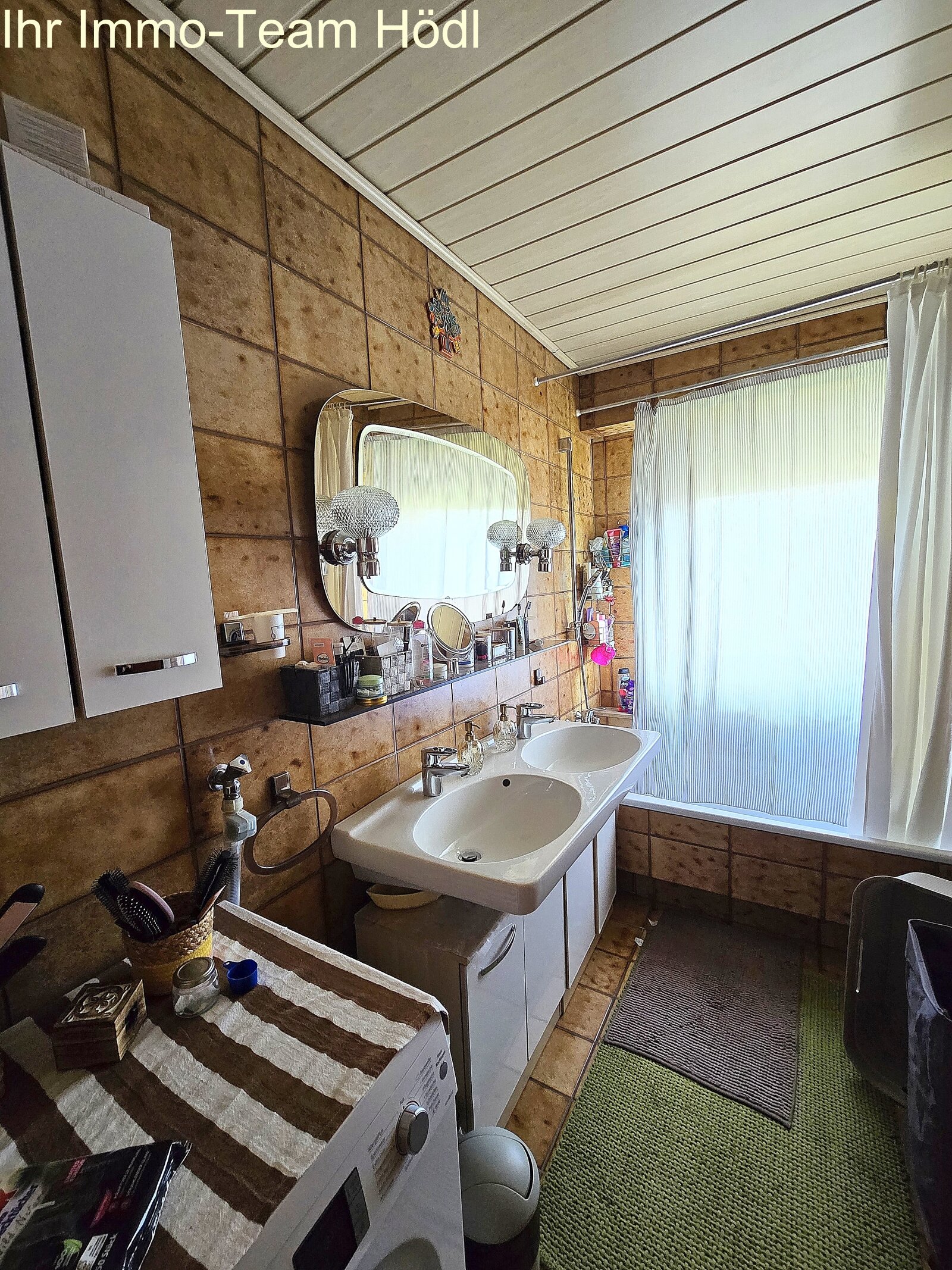 Mehrfamilienhaus mit drei Wohneinheiten, zwei Garagen und herrlichem Blick!!!