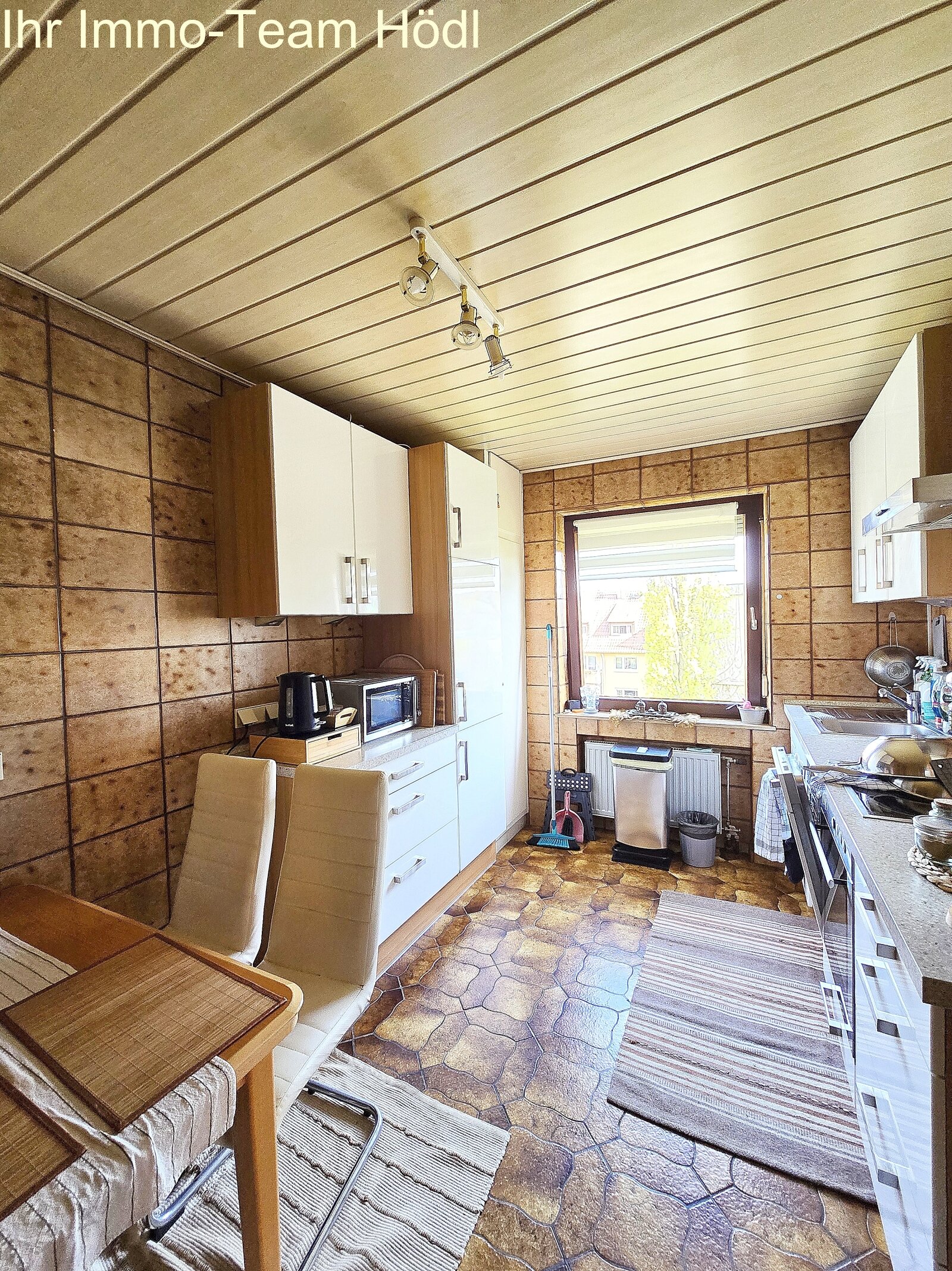 Mehrfamilienhaus mit drei Wohneinheiten, zwei Garagen und herrlichem Blick!!!