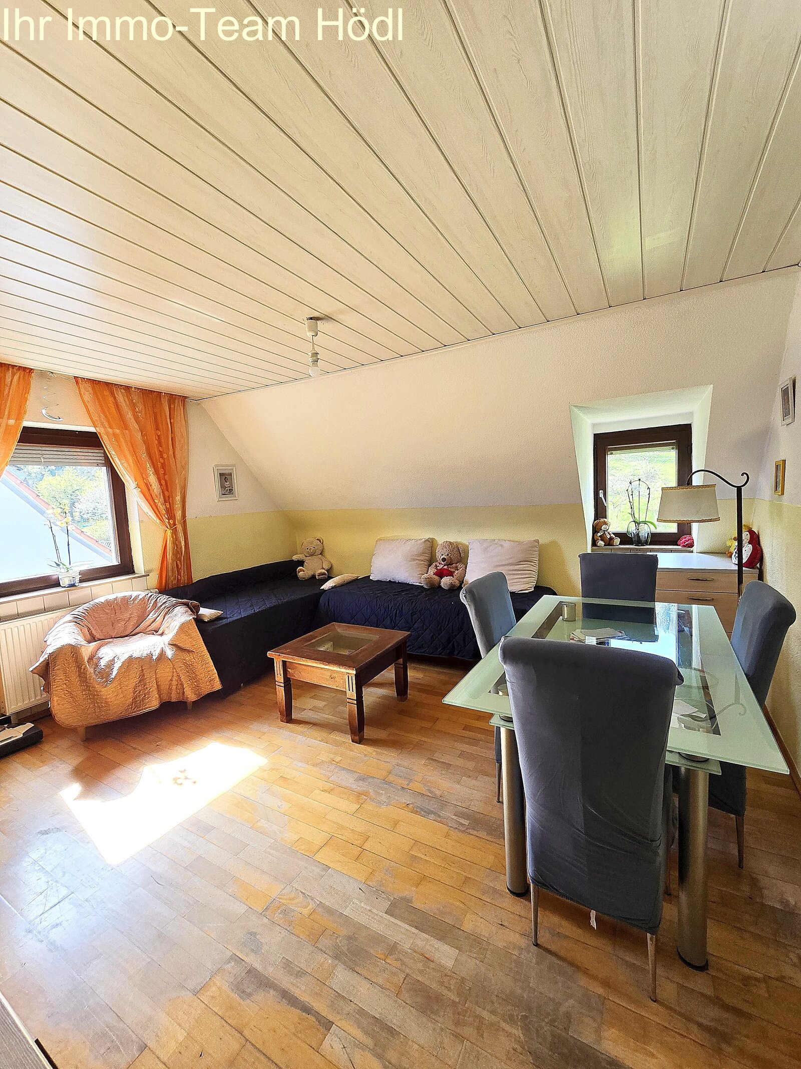 Mehrfamilienhaus mit drei Wohneinheiten, zwei Garagen und herrlichem Blick!!!