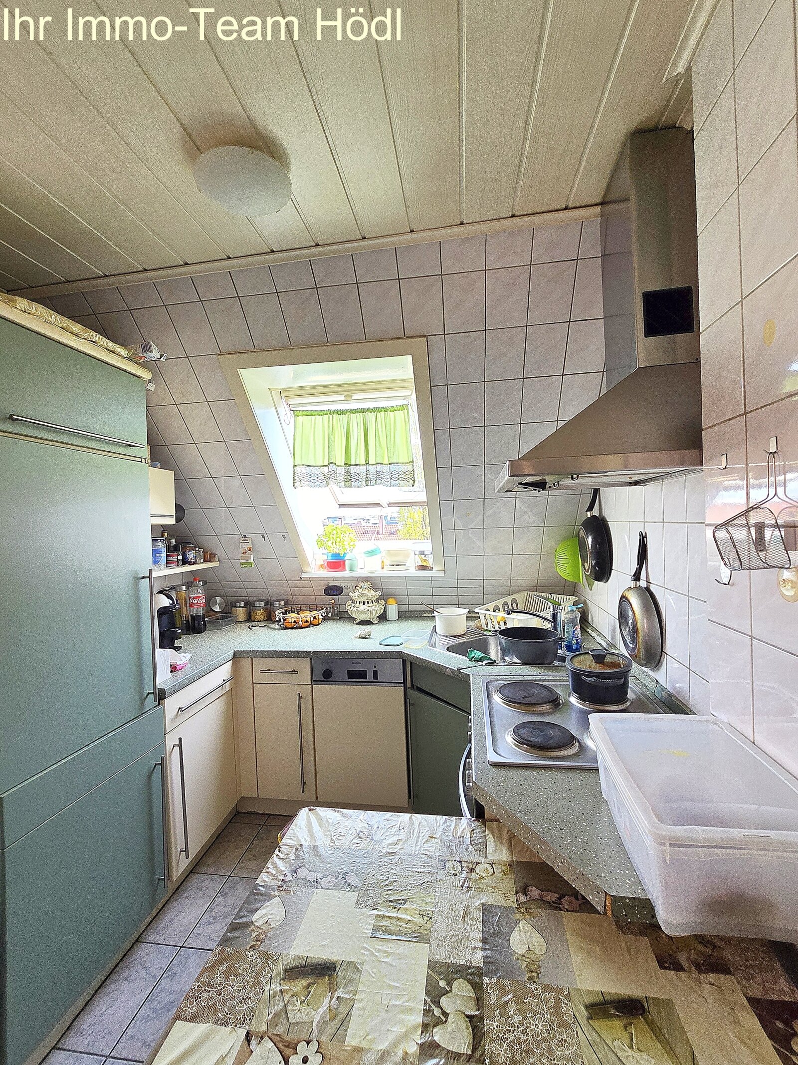 Mehrfamilienhaus mit drei Wohneinheiten, zwei Garagen und herrlichem Blick!!!