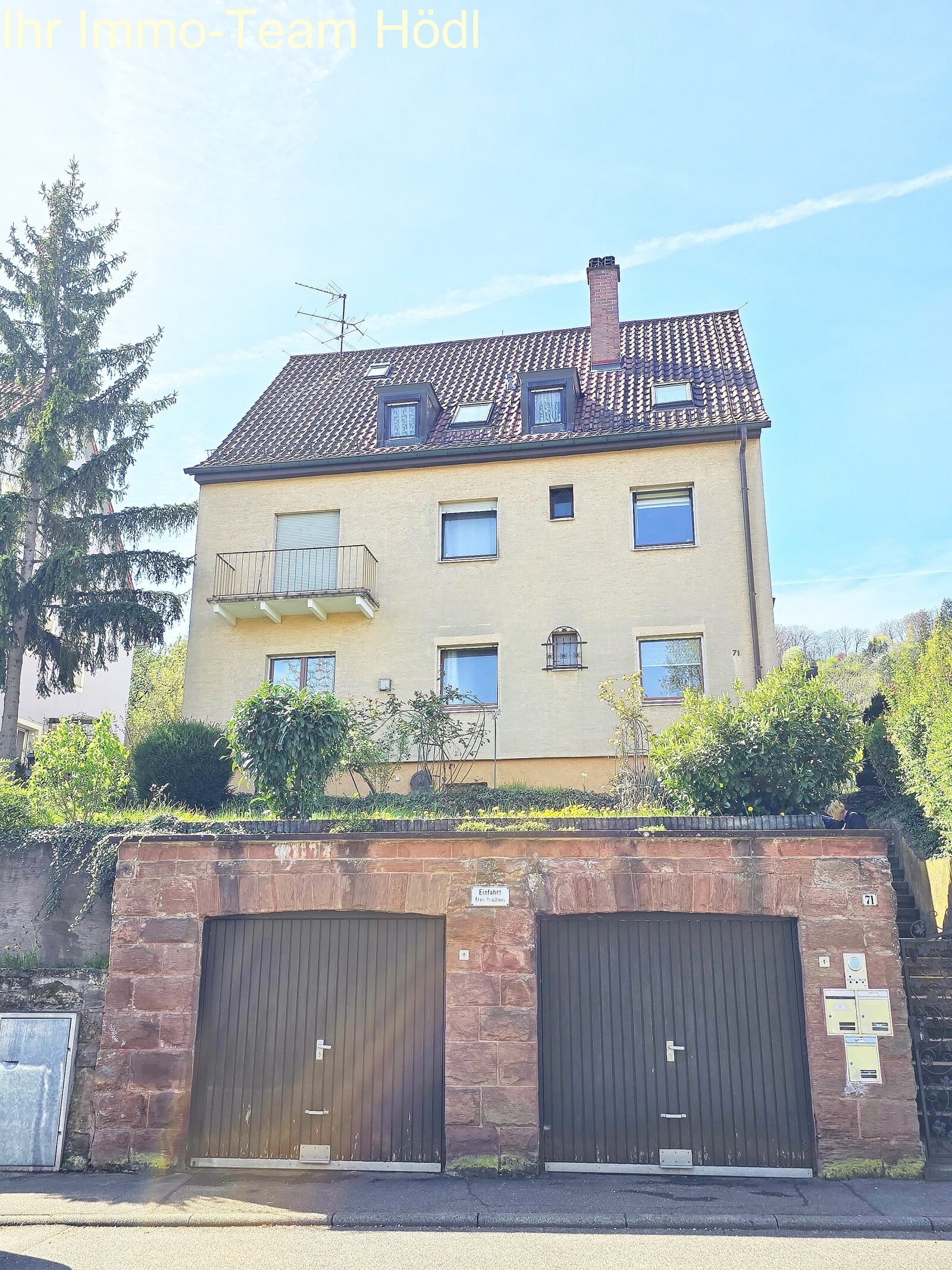 Mehrfamilienhaus mit drei Wohneinheiten, zwei Garagen und herrlichem Blick!!!