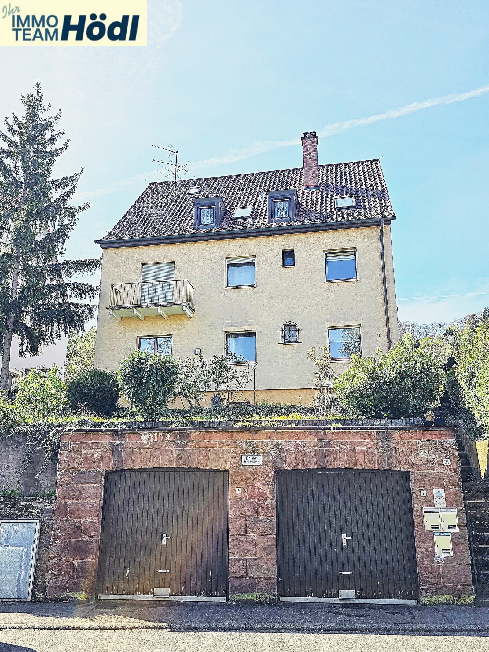 Mehrfamilienhaus mit drei Wohneinheiten, zwei Garagen und herrlichem Blick!!!