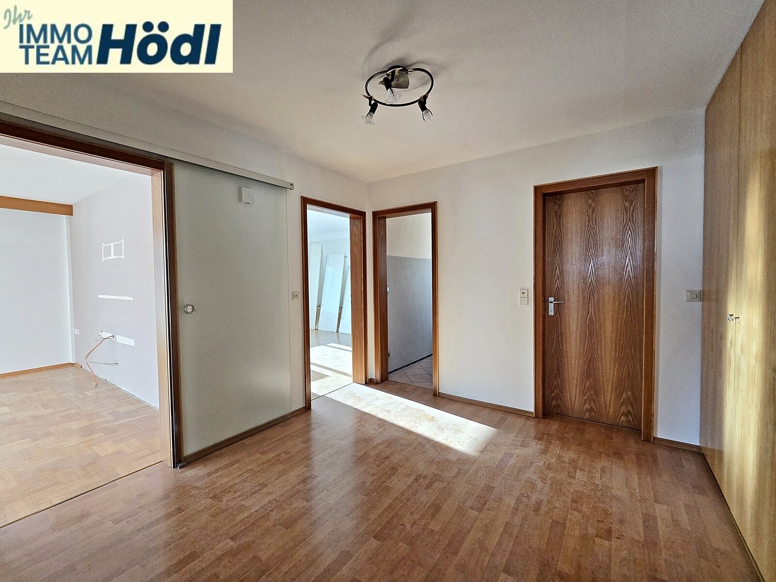 Tolle Wohnung mit Dachterrasse und Garten sucht neue Mieter auch Haustiere (Hunde und Katzen) sind hier herzliche Willkommen!!