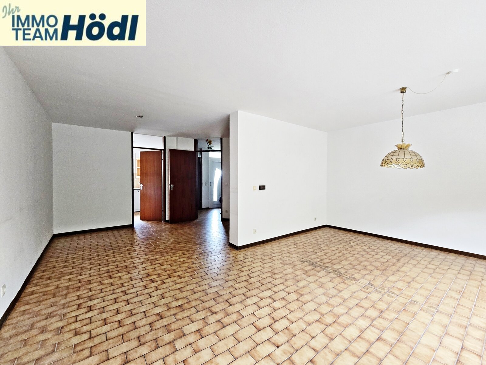 Großes Reihenhaus mit Garage und AAP im Freien sucht neuen Eigentümer !!