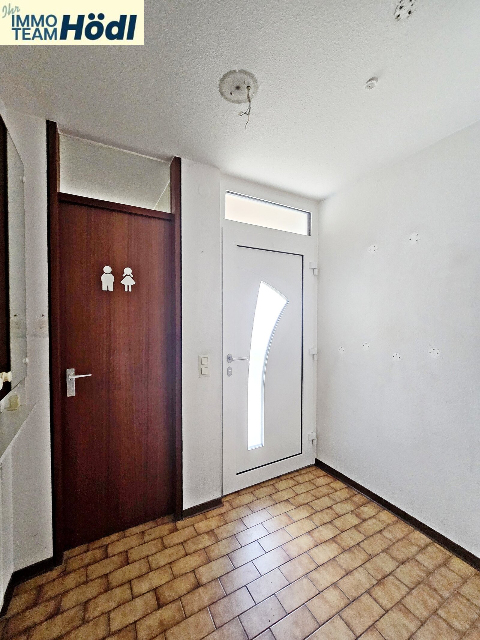 Großes Reihenhaus mit Garage und AAP im Freien sucht neuen Eigentümer !!