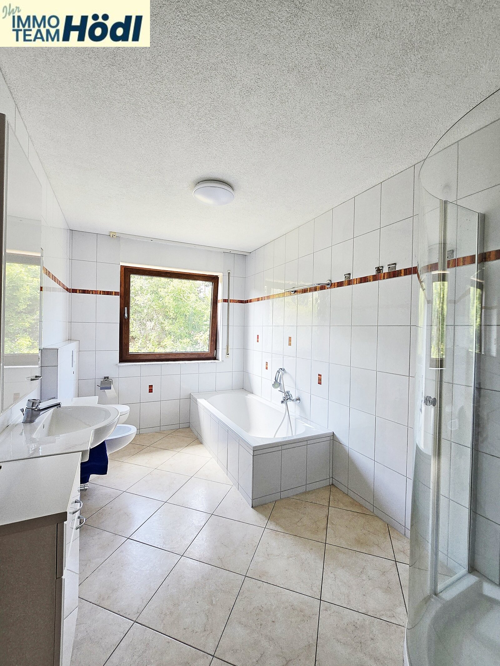 Tolle Wohnung mit Doppelgarage und Garten sucht neue Mieter (3. Personen) !!