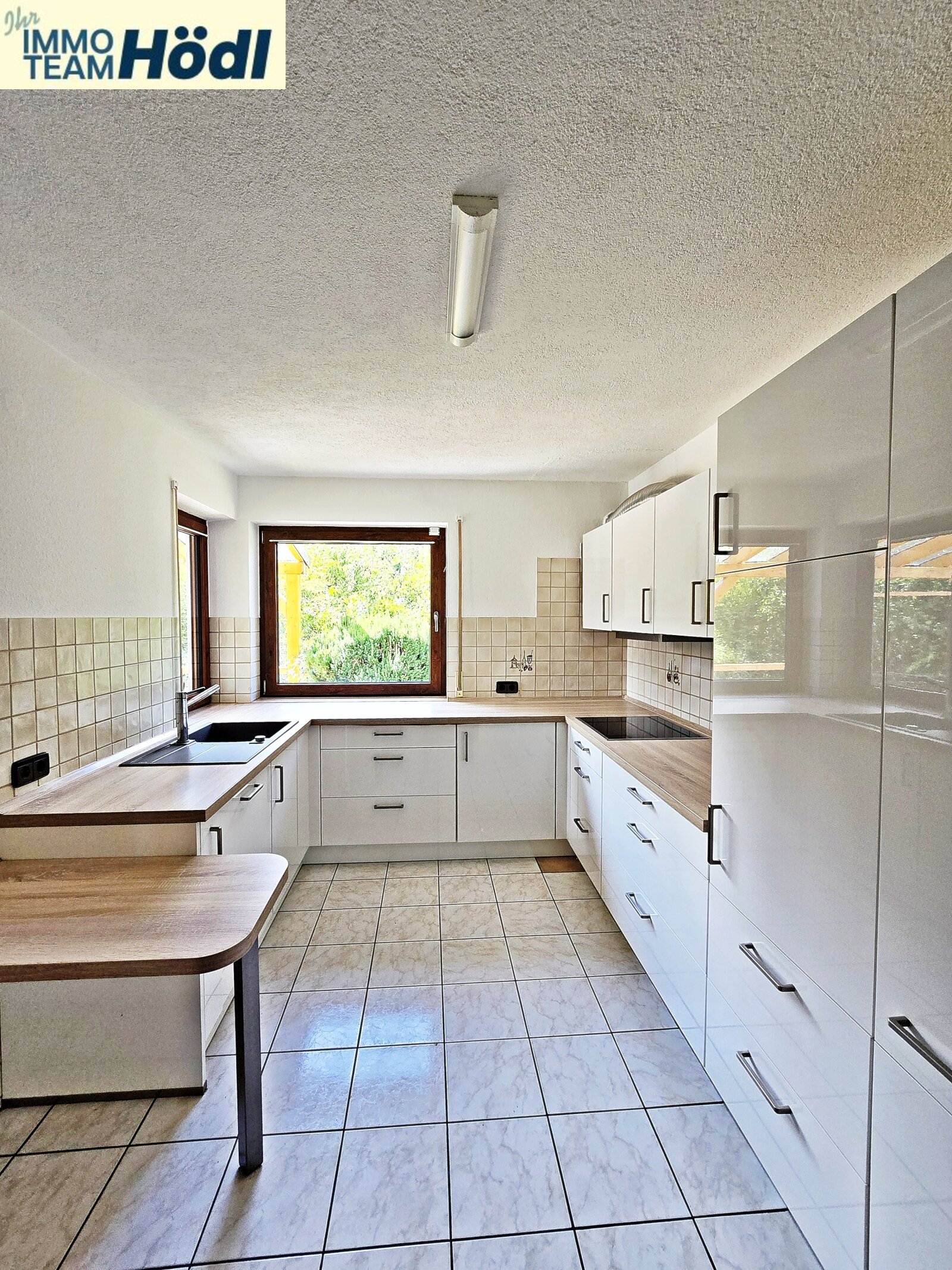 Tolle Wohnung mit Doppelgarage und Garten sucht neue Mieter (3. Personen) !!