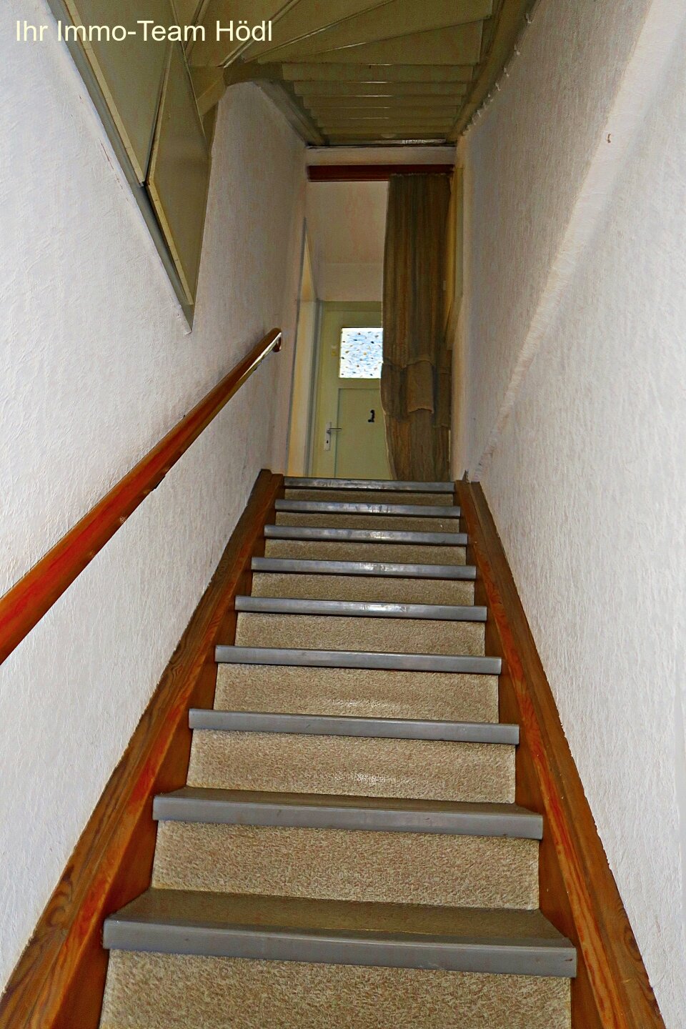 Eingangsbereich/ Treppe ins OG Haus links