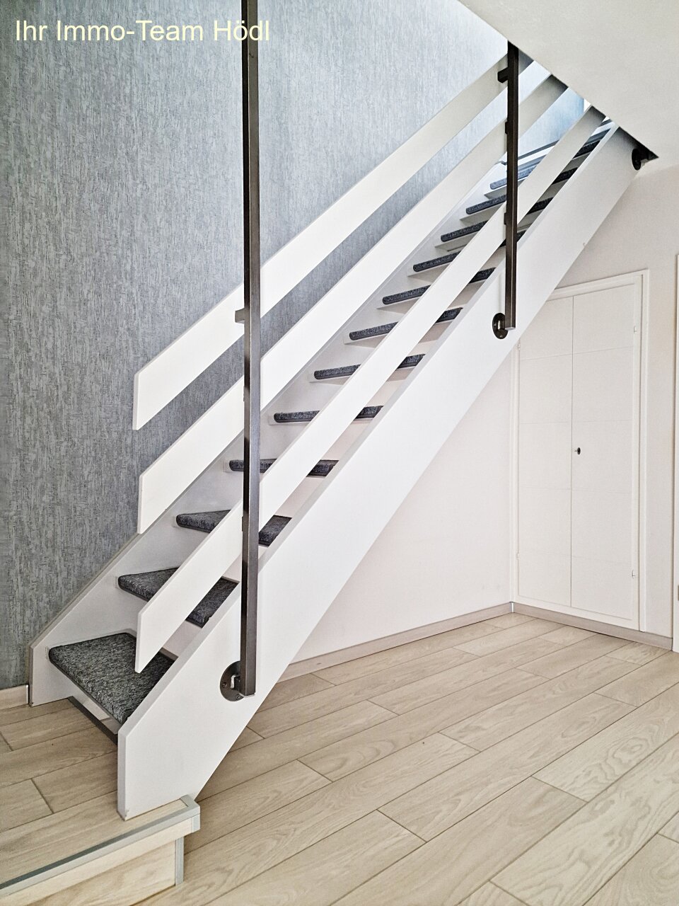 Treppe und Flur im 1.OG