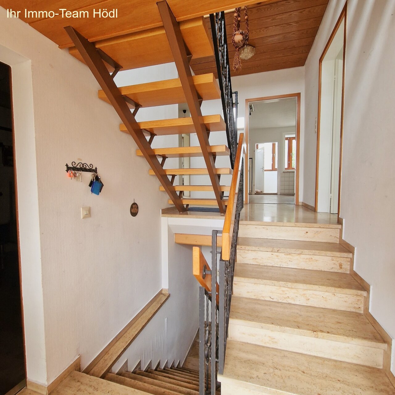 Treppenhaus ins EG und in den Keller