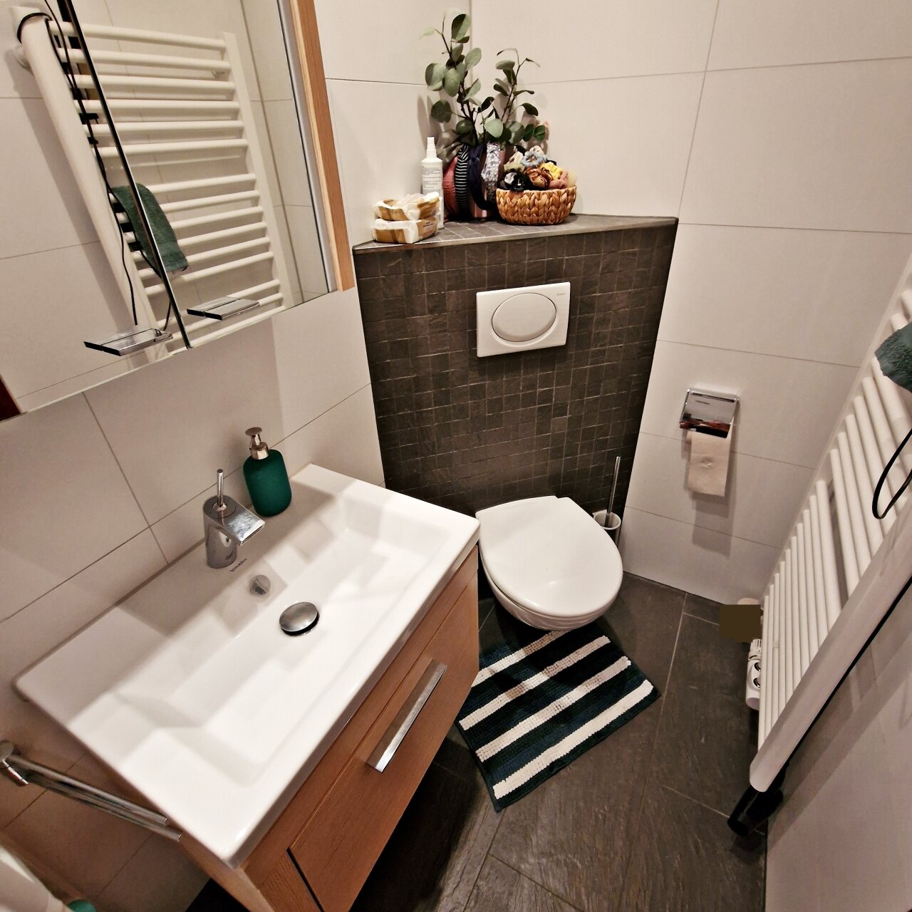 1. Foto innenliegendes Duschbad mit WC