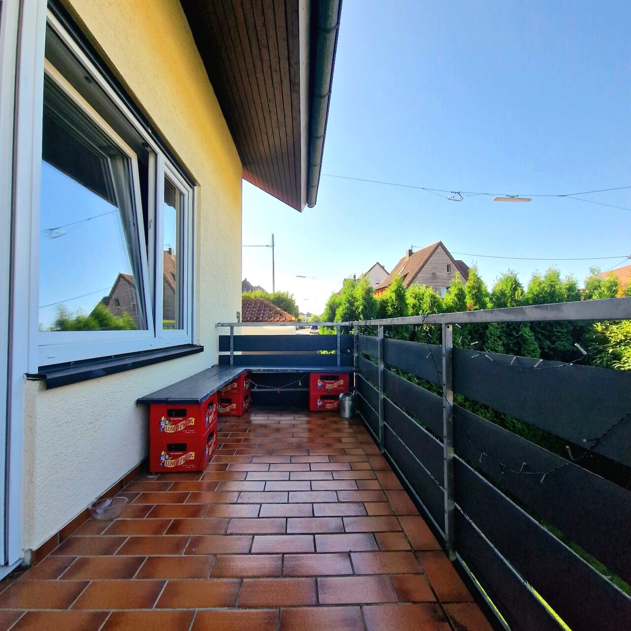 kleiner Balkon mit Zugang in den Garten