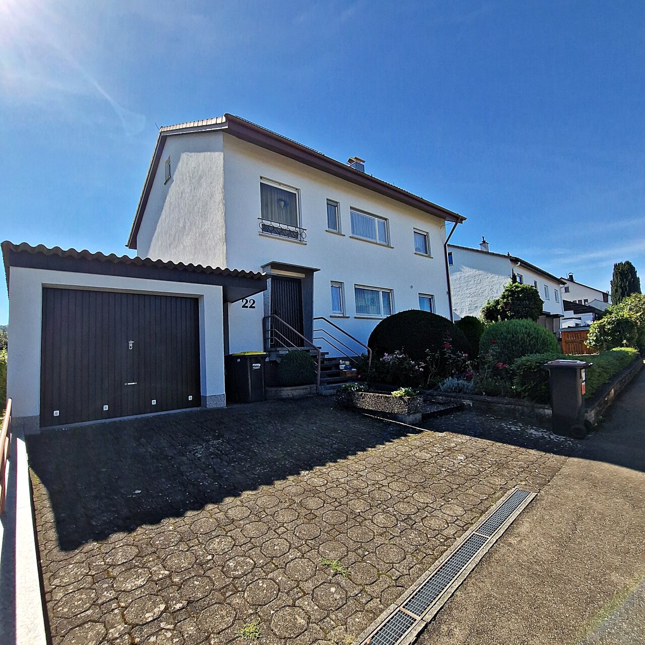 Seitenansicht mit Garage
