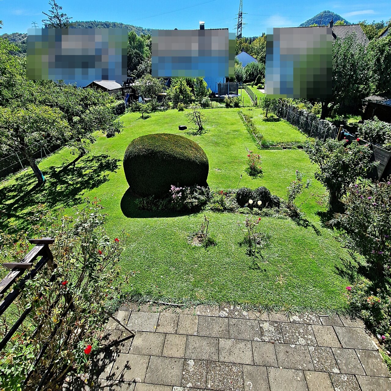 Blick in den Garten vom Balkon