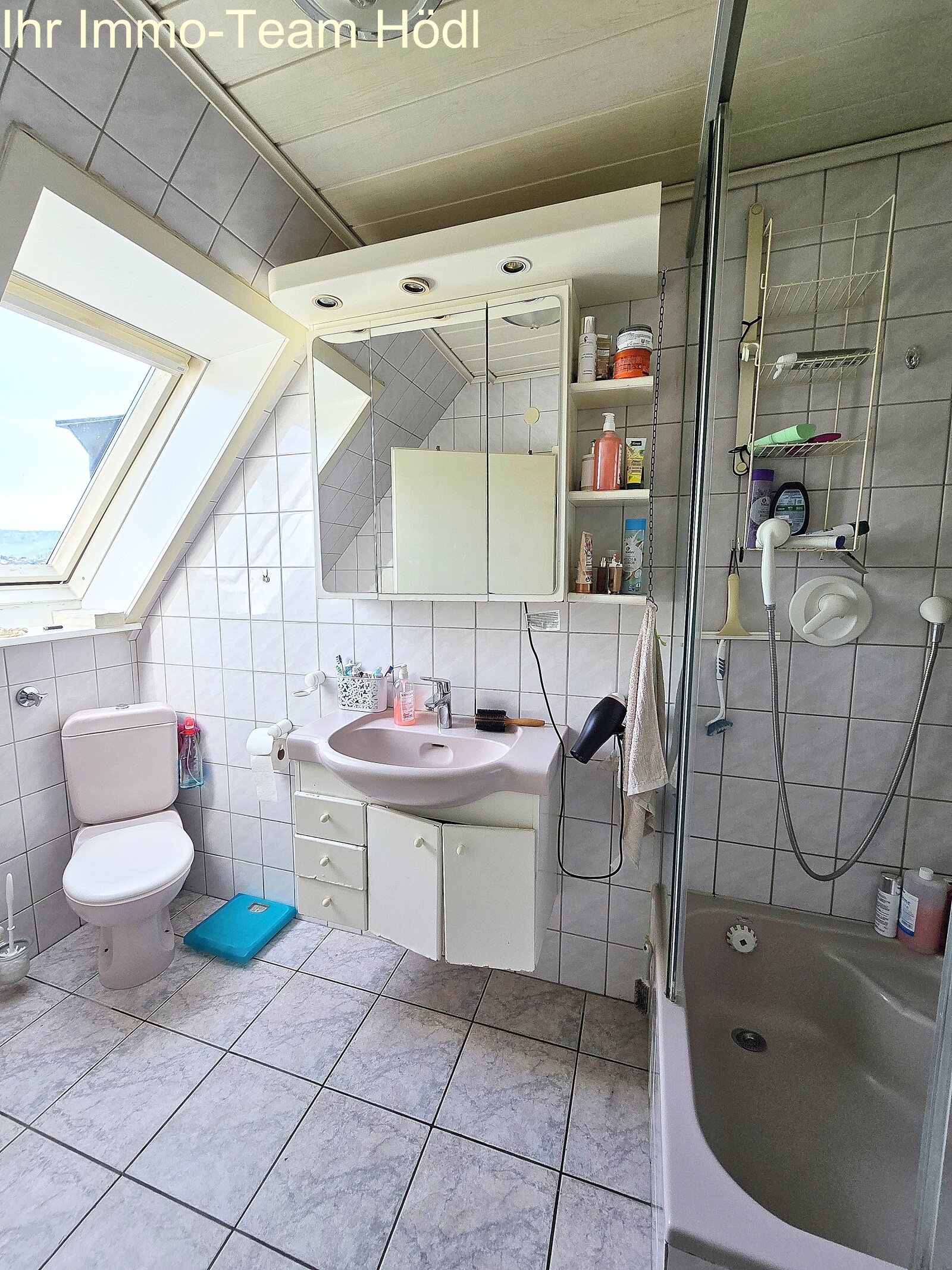 Dachgeschoss-Badezimmer mit Fenster Dachgeschoss-Badezimmer mit Fenster