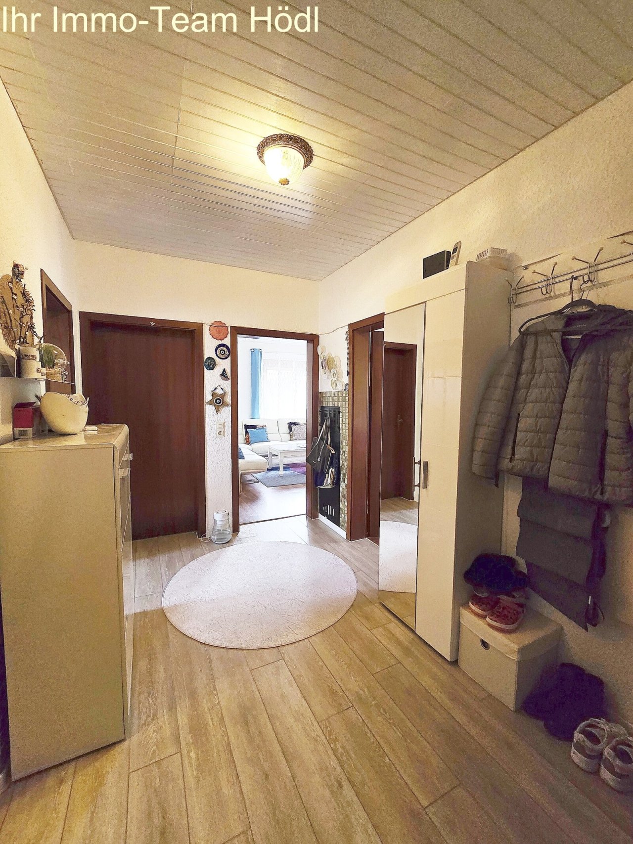 Einladender Wohnungseingang mit Garderobe 