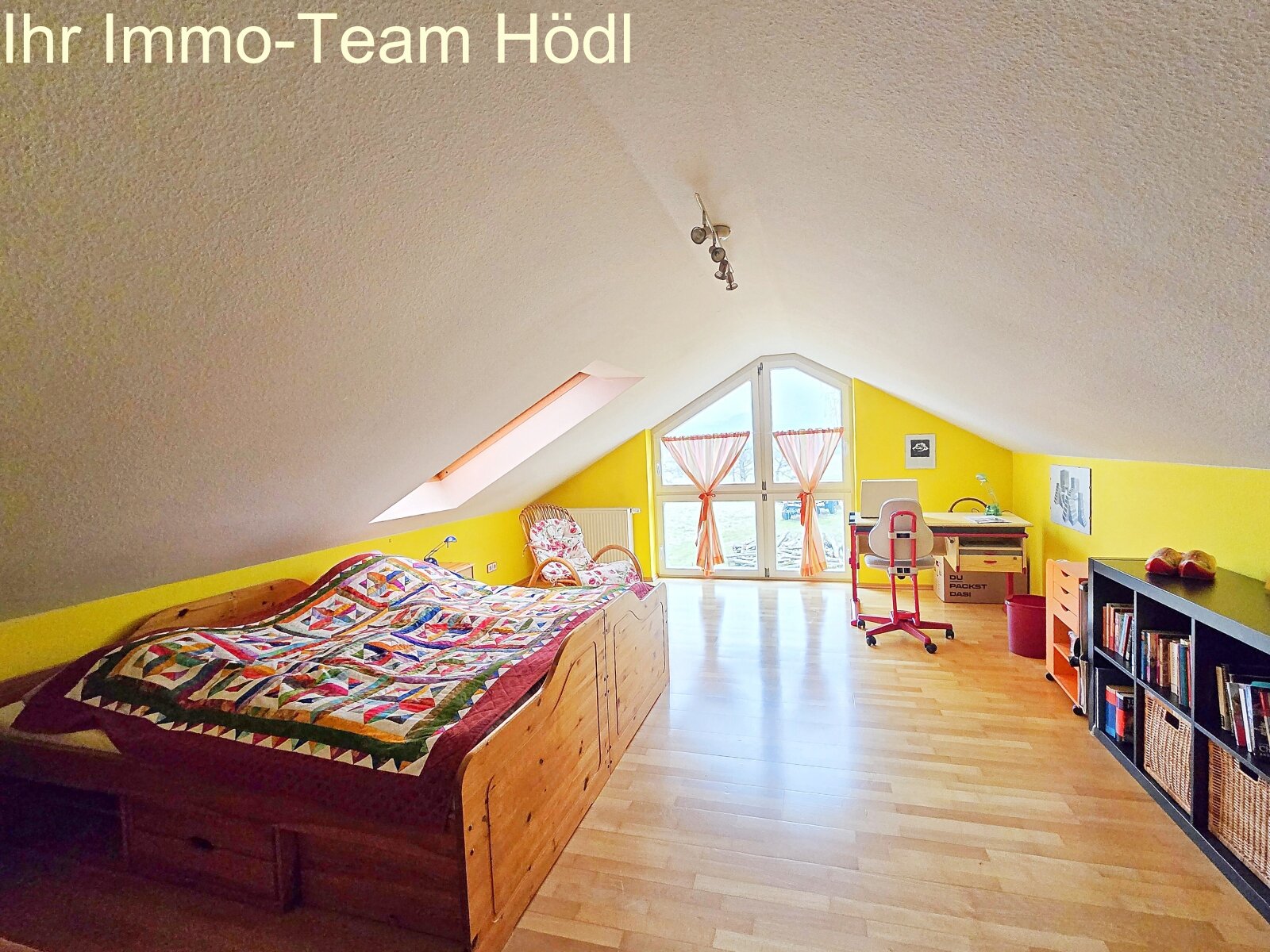 großes Zimmer DG Blick zum Fenster