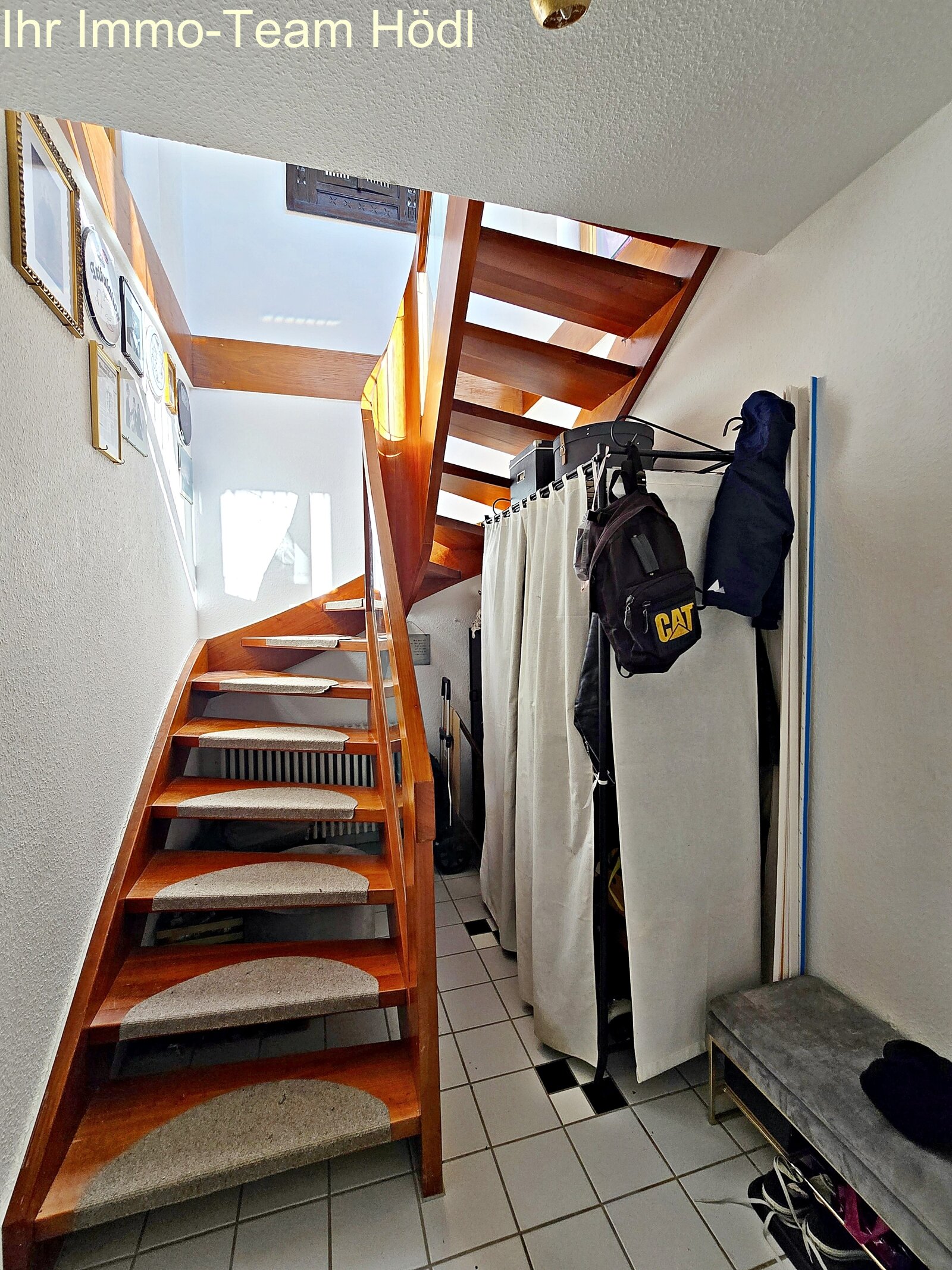 Eingangsbereich in der Wohnung /Treppe in den Wohnbereich