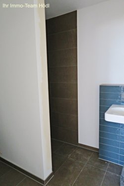 Duschbad mit WC und Waschbecken Duschbad mit WC und Waschbecken