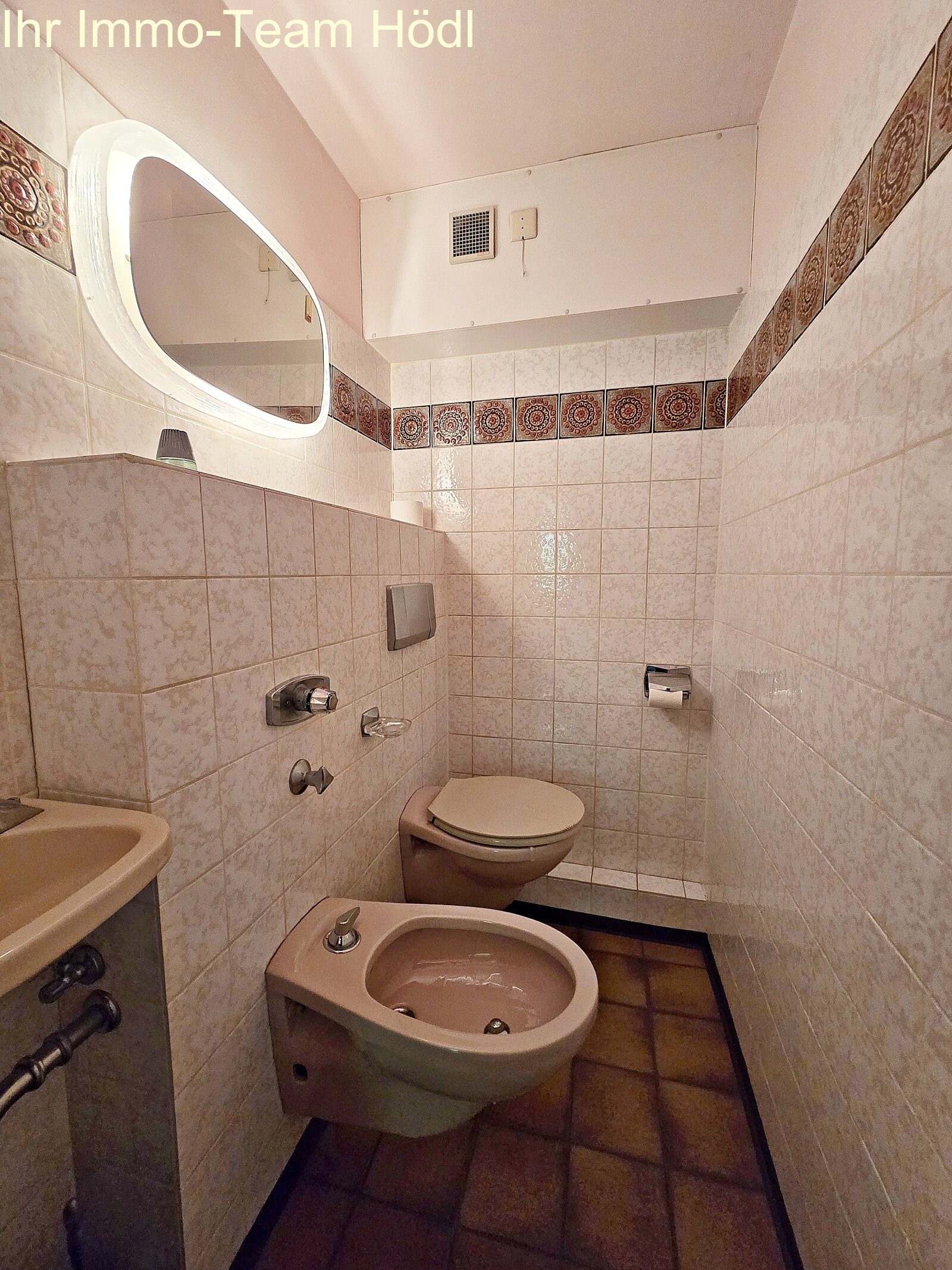 WC mit Bidet und Waschbecken WC mit Bidet und Waschbecken