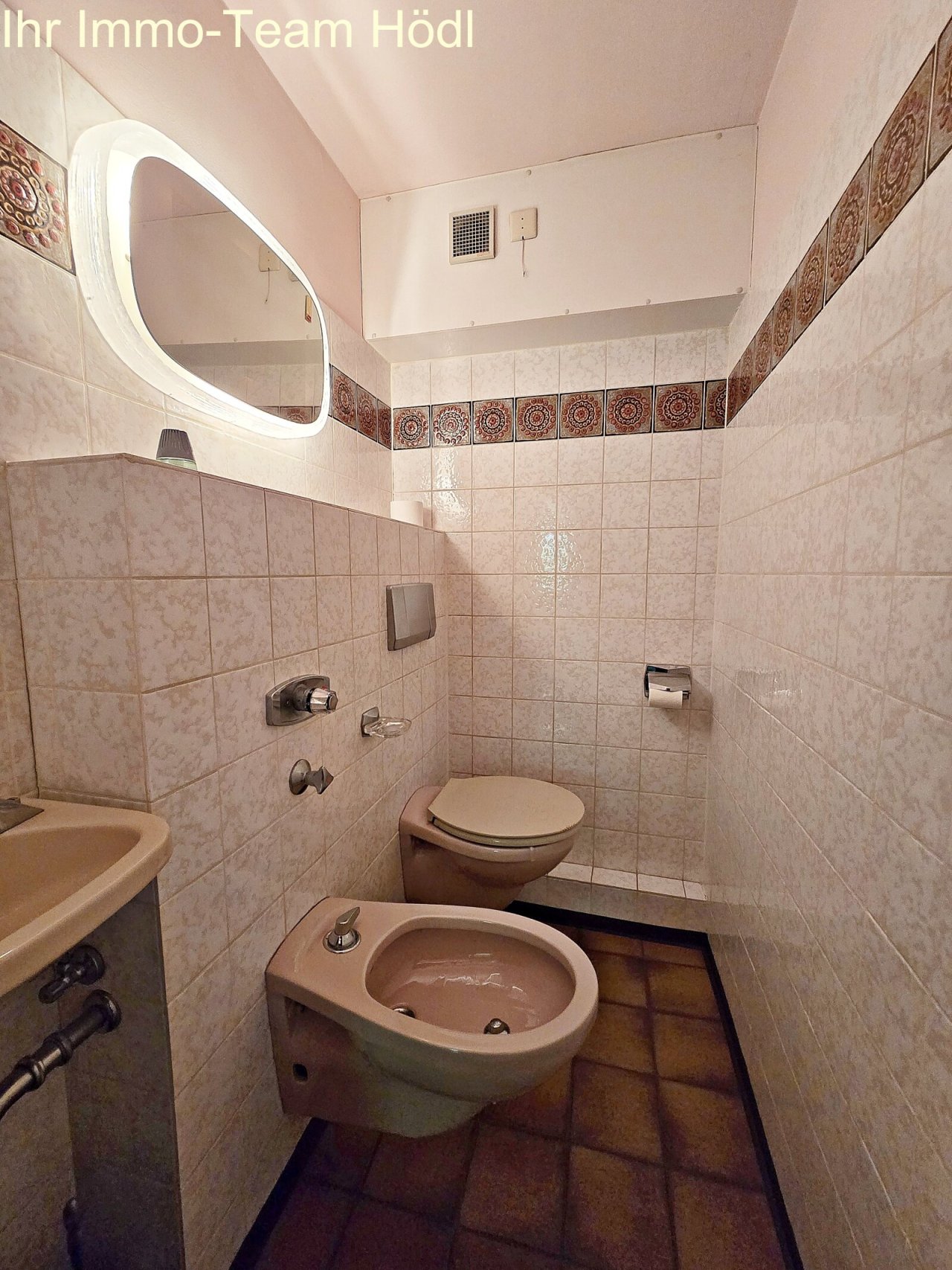WC mit Bidet und Waschbecken