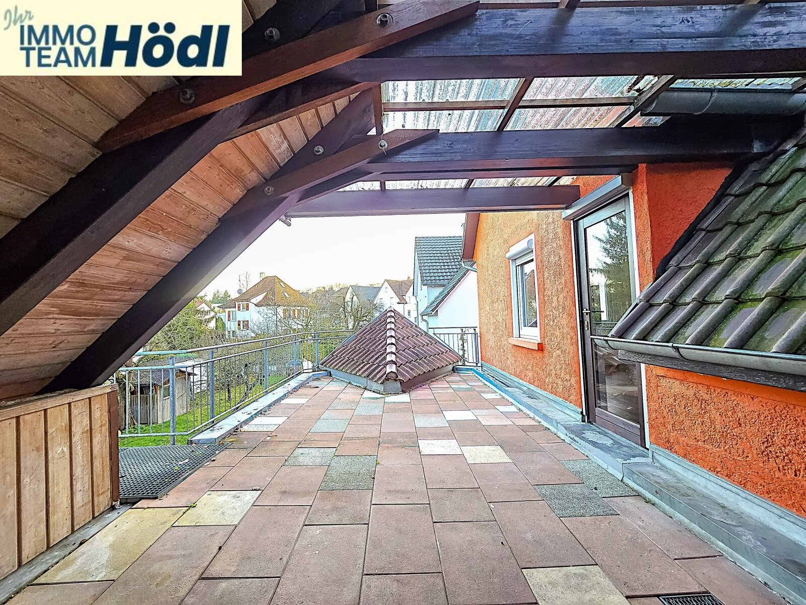 Dachterrasse mit Zugang in den Garten