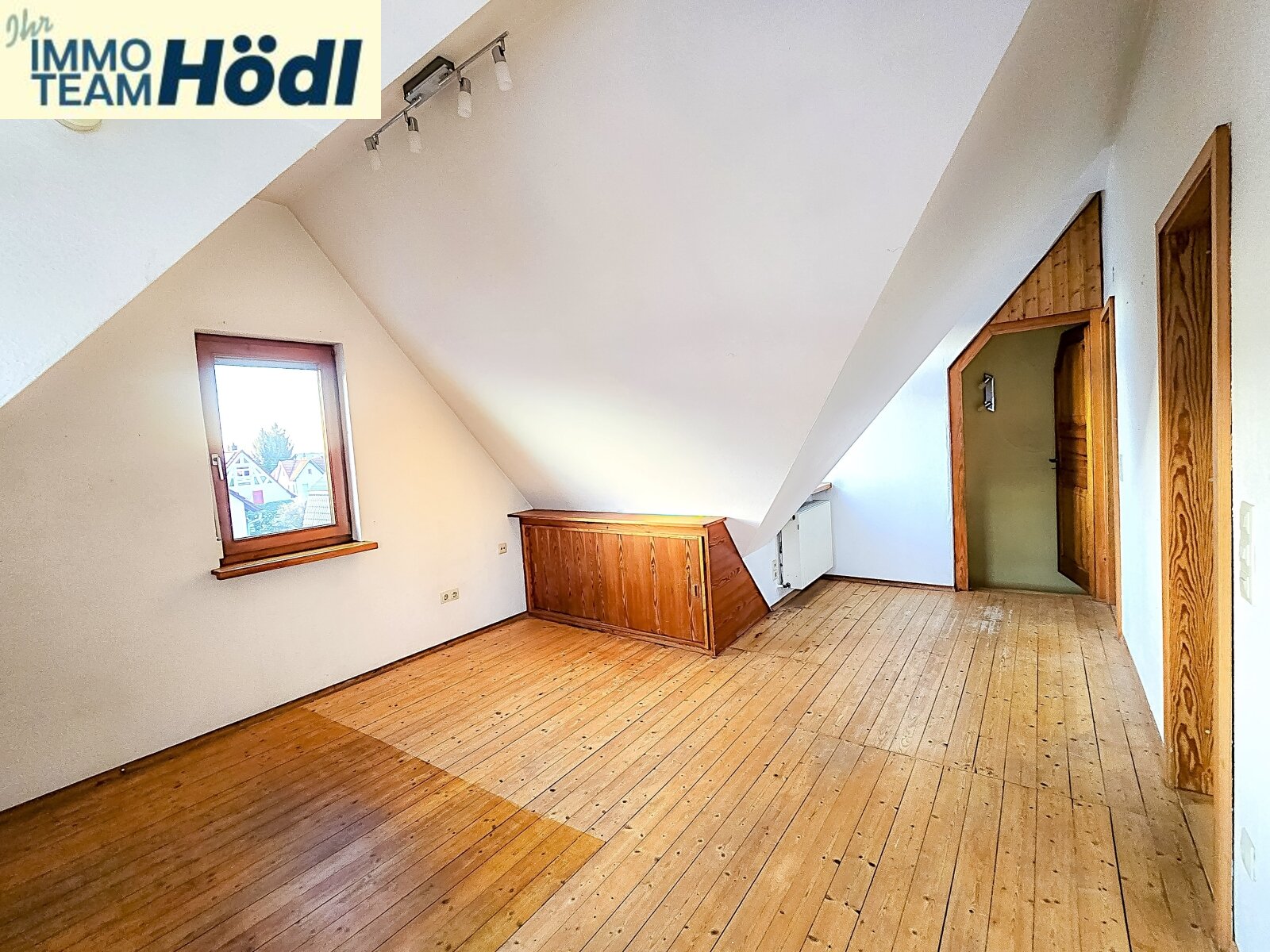 Zimmer  DG Blick zur Tür