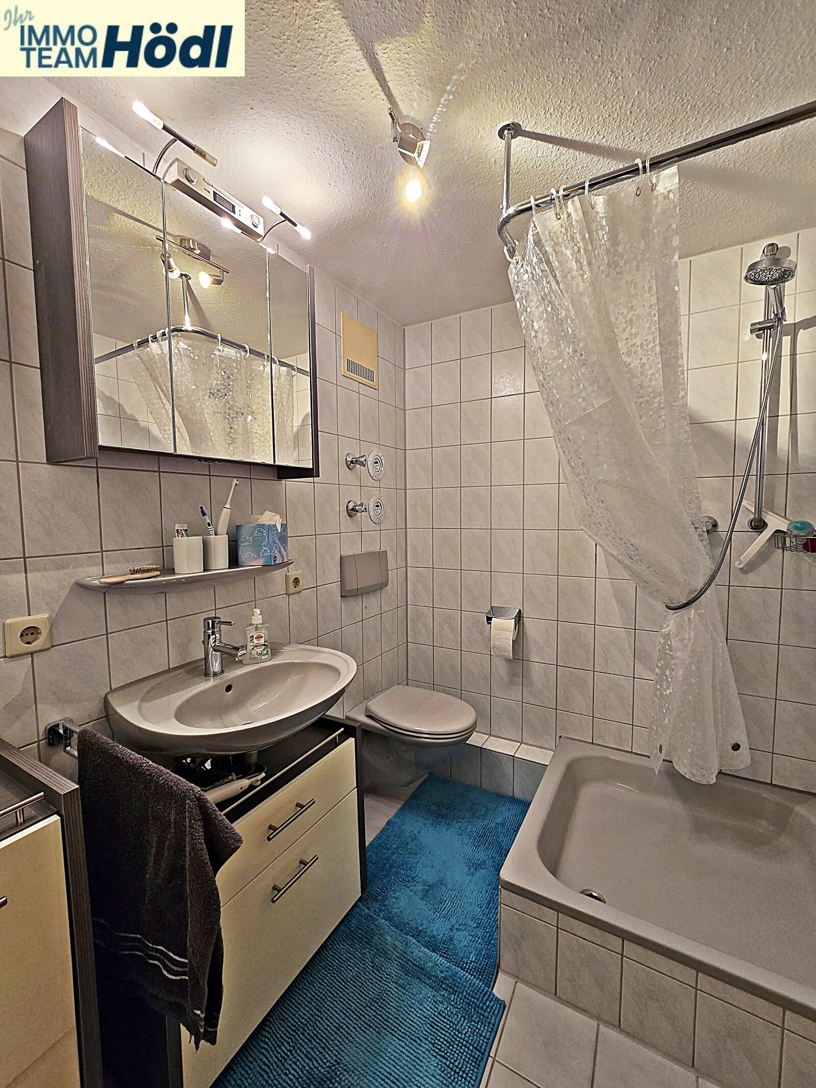 innenliegendes Duschbad mit Waschbecken und WC