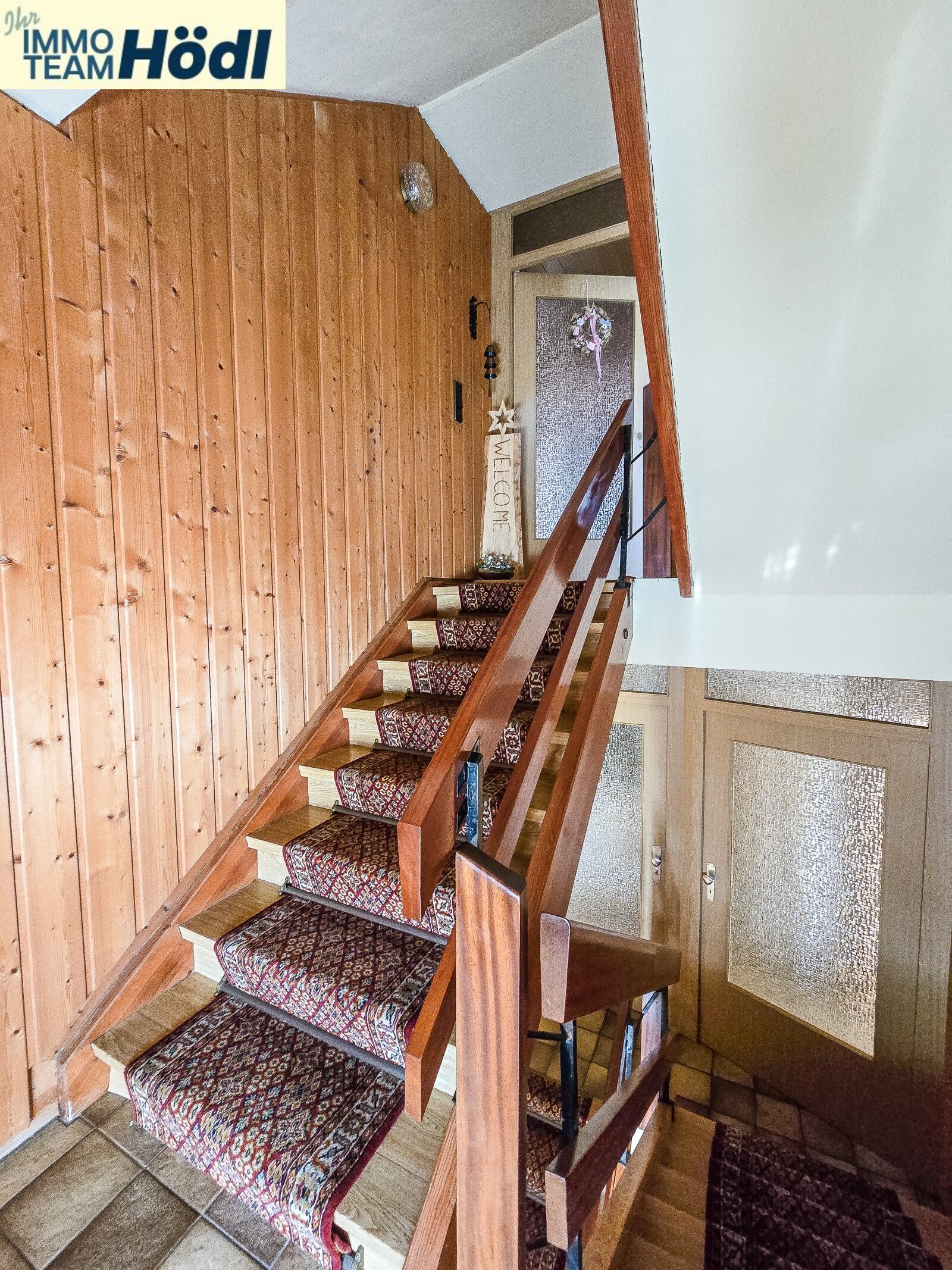  Treppe zur Wohnung OG