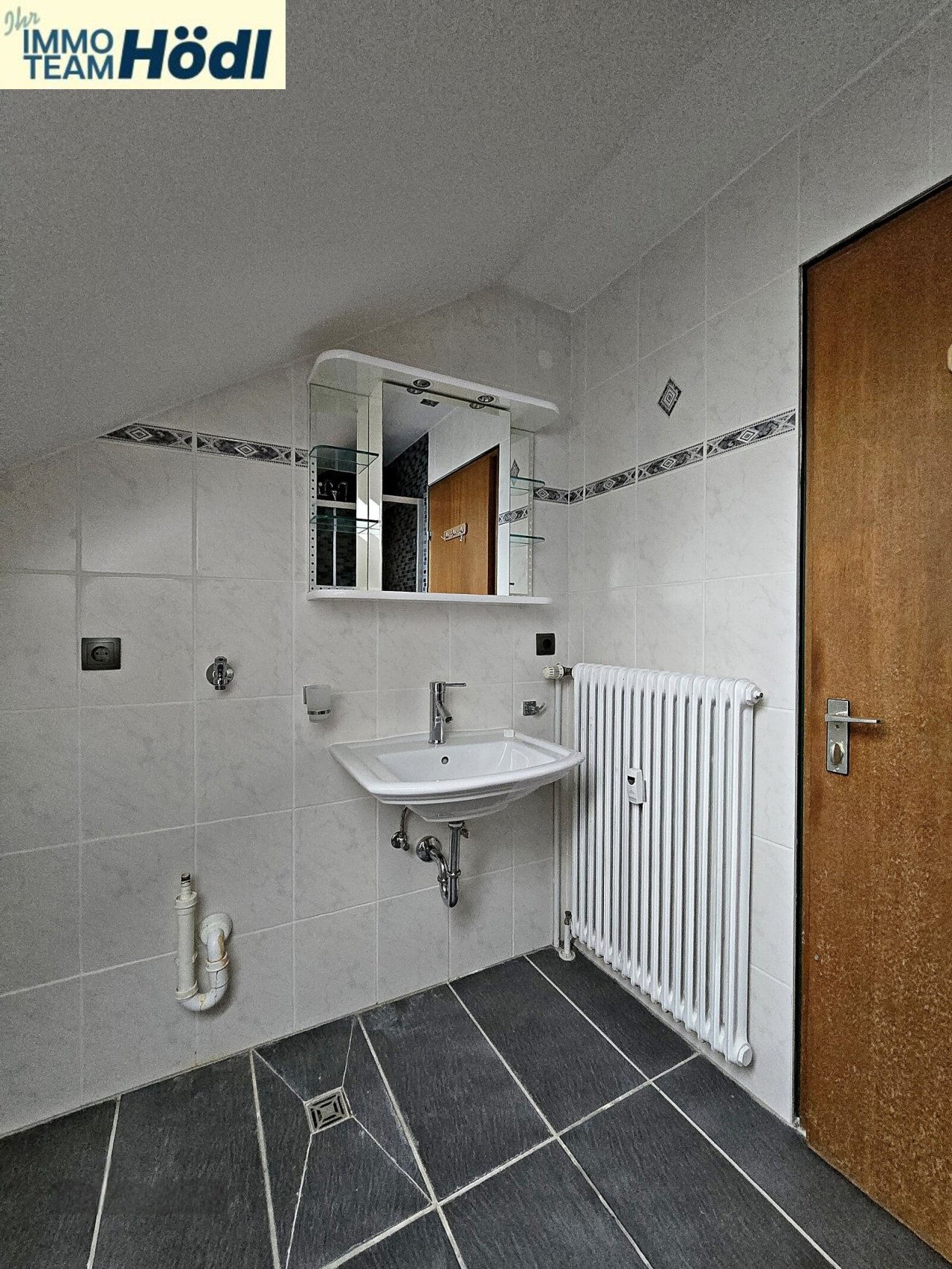 2.Bad Waschbecken und Waschmaschinenanschluss