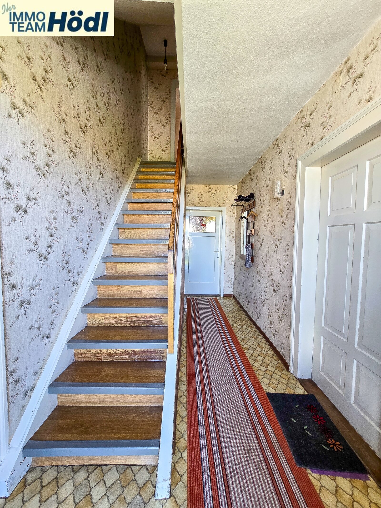 Flur EG und Treppe ins OG Flur EG und Treppe ins OG