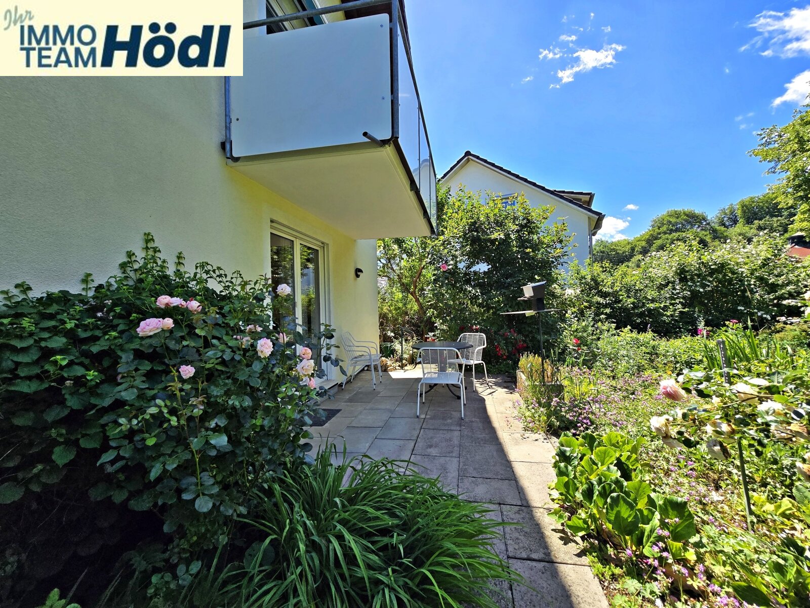 Terrasse und Garten Seitenansicht