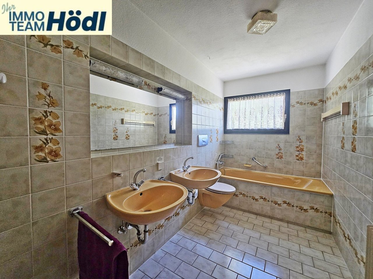 TGL-Bad mit Wanne, zwei Waschbecken und WC