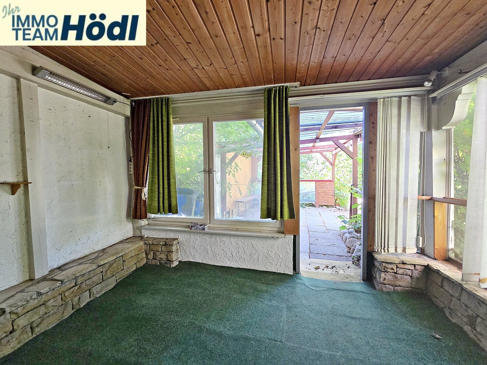 Zugang zur überdachten Terrasse und dem Garten Zugang zur überdachten Terrasse und dem Garten