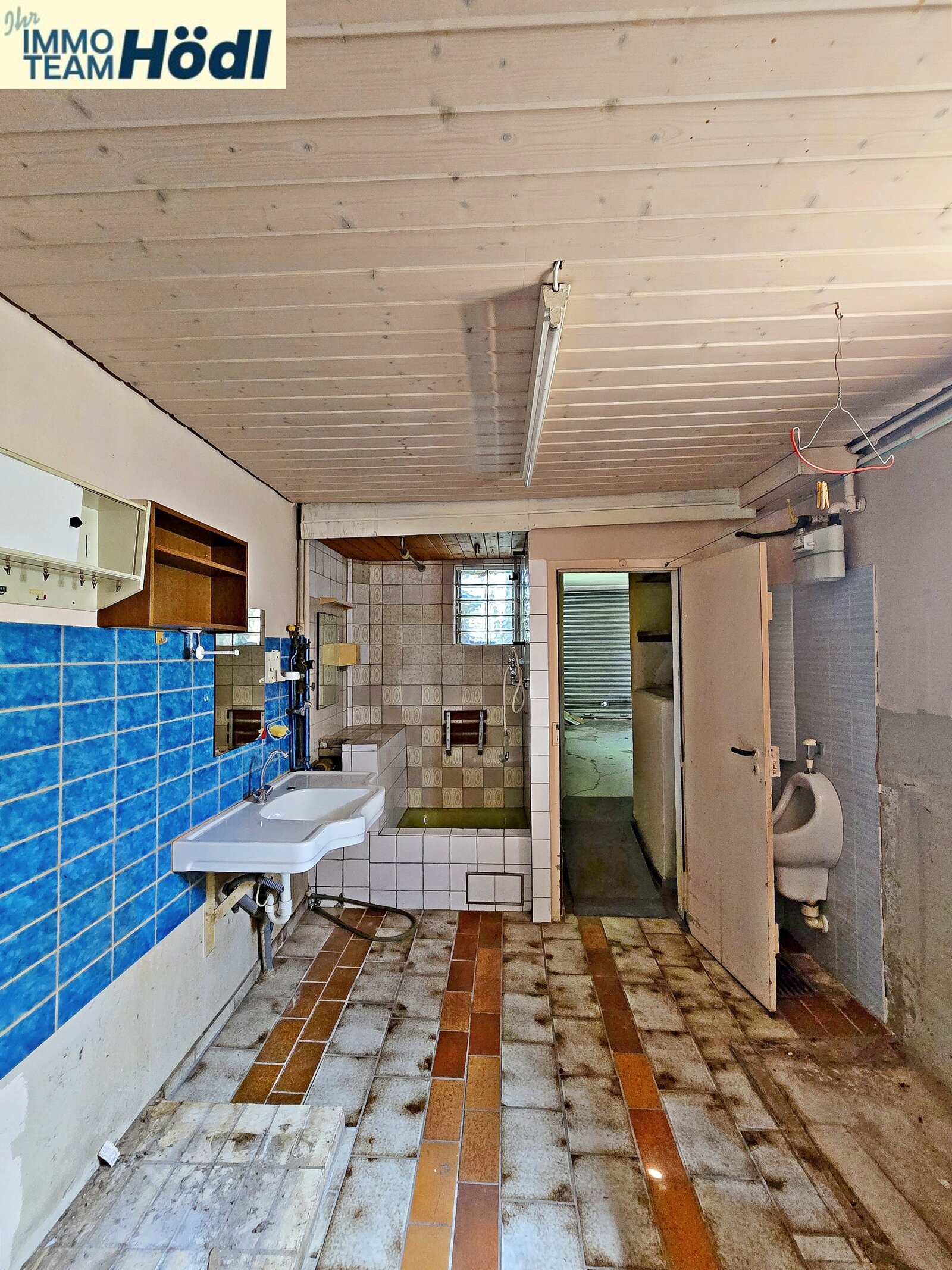 3.Bad im UG (Durchgangszimmer) 3.Bad im UG (Durchgangszimmer)