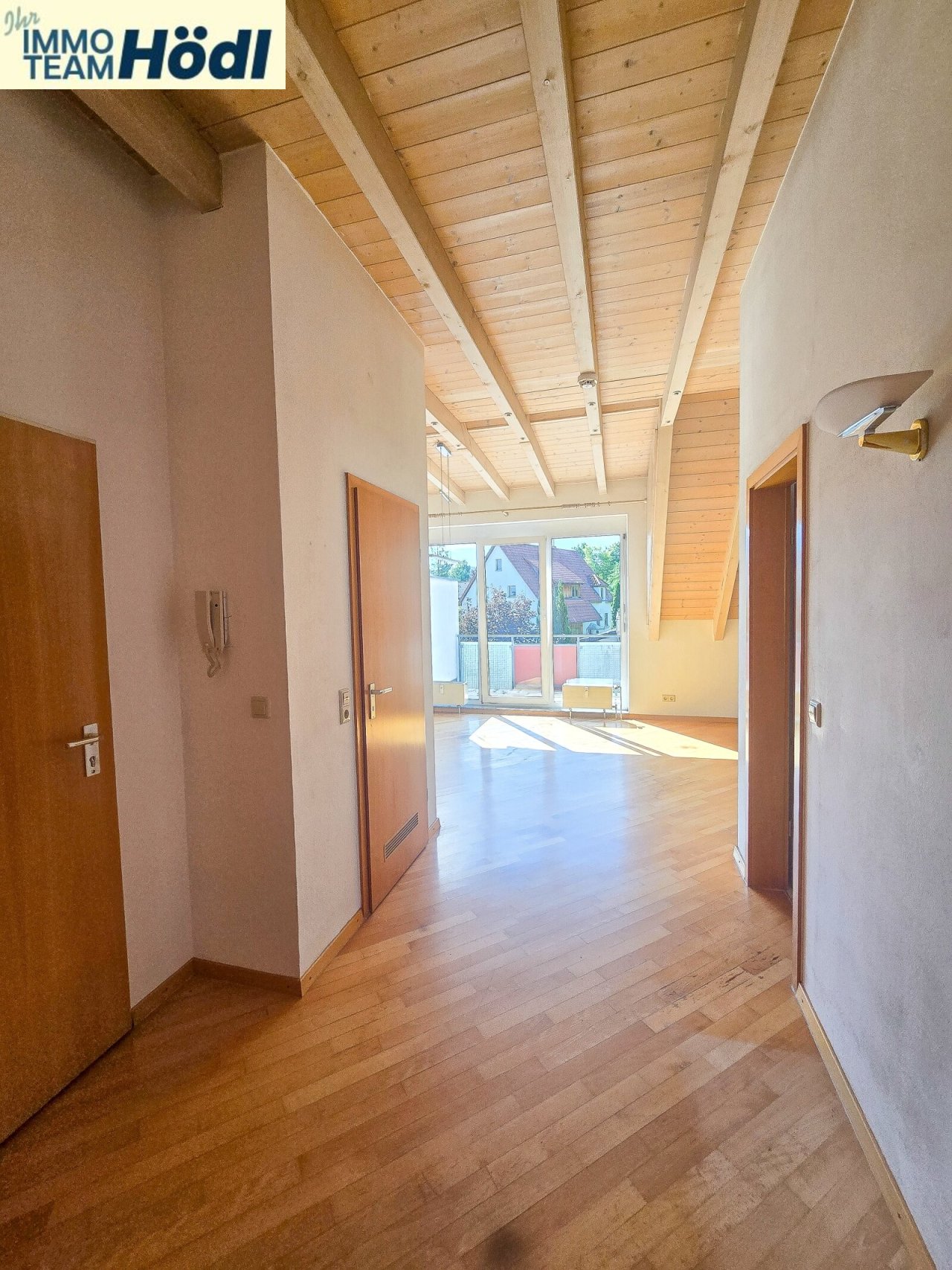 Blick vom Eingangsbereich in den Wohnbereich Blick vom Eingangsbereich in den Wohnbereich