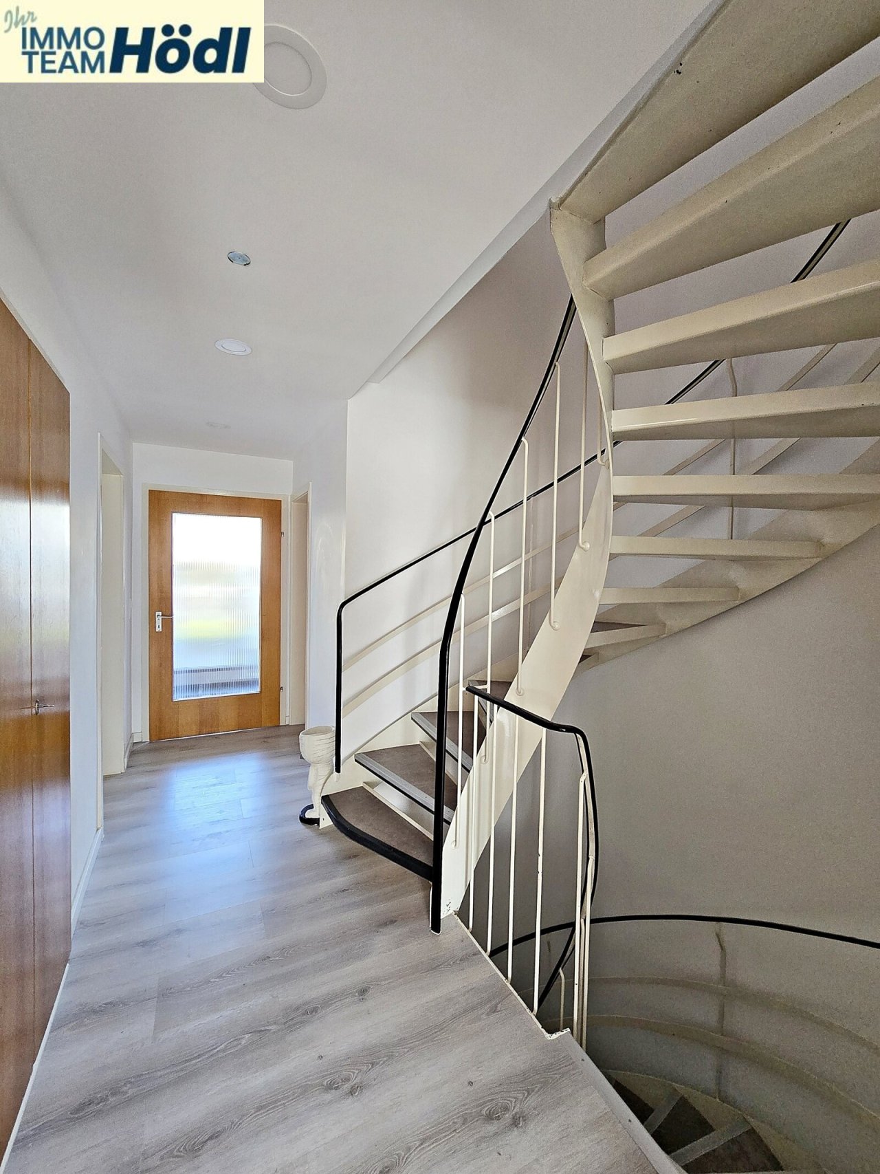Flur mit Treppe ins OG Flur mit Treppe ins OG