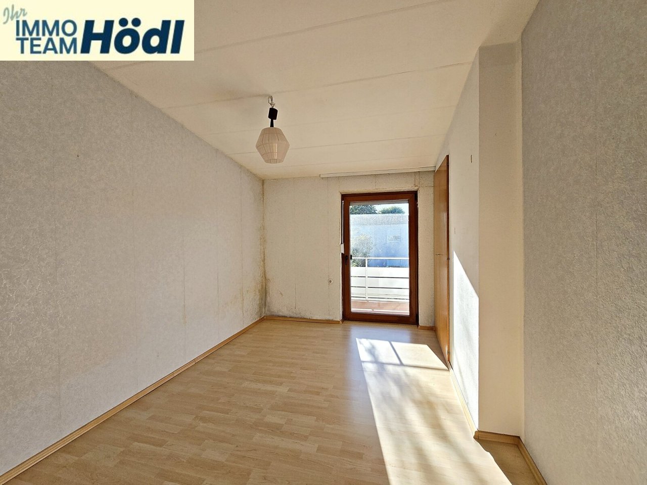 1.Kinderzimmer mit Zugang zum Balkon im OG