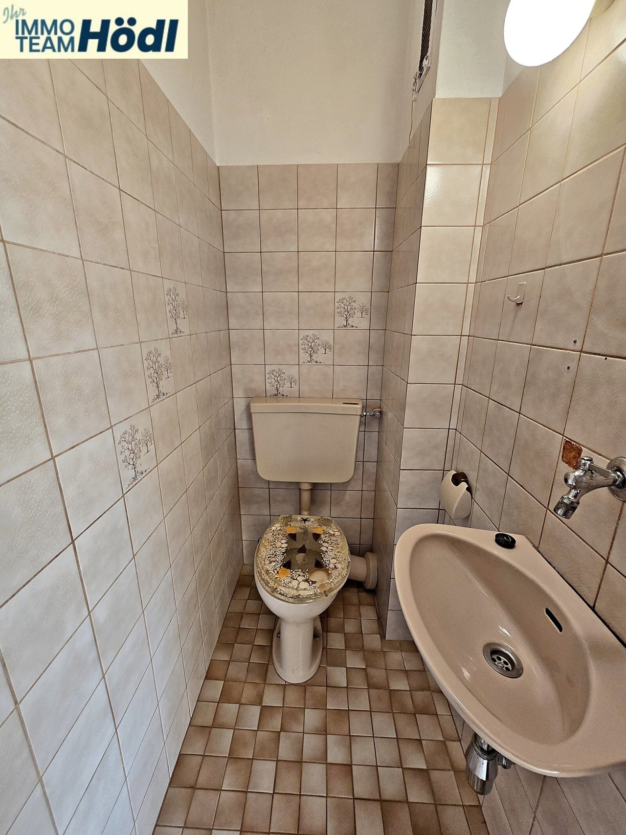 WC mit Waschbecken im OG