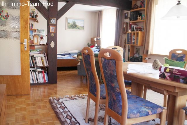 Bad Urach:  Einfamilienhaus mit 2 Wohnungen, großer Scheune und viel Potential  Bad Urach:  Einfamilienhaus mit 2 Wohnungen, großer Scheune und viel Potential